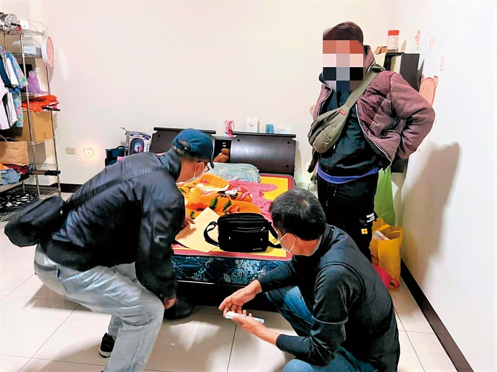 專案小組層層過濾,搜索使用偽鈔的黃姓貨車司機(右)住處,起出56張千元偽鈔,將他收押突破心防後,又逮到其他共犯。(檢方提供)