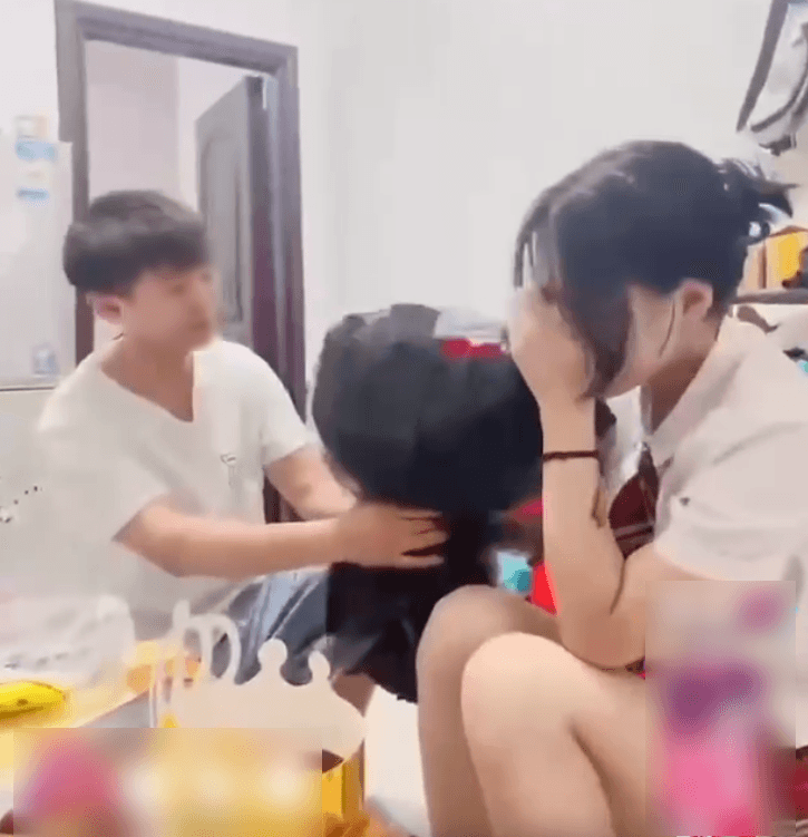 男孩還幫女孩精心過生日。（翻自《黑料不打烊》）