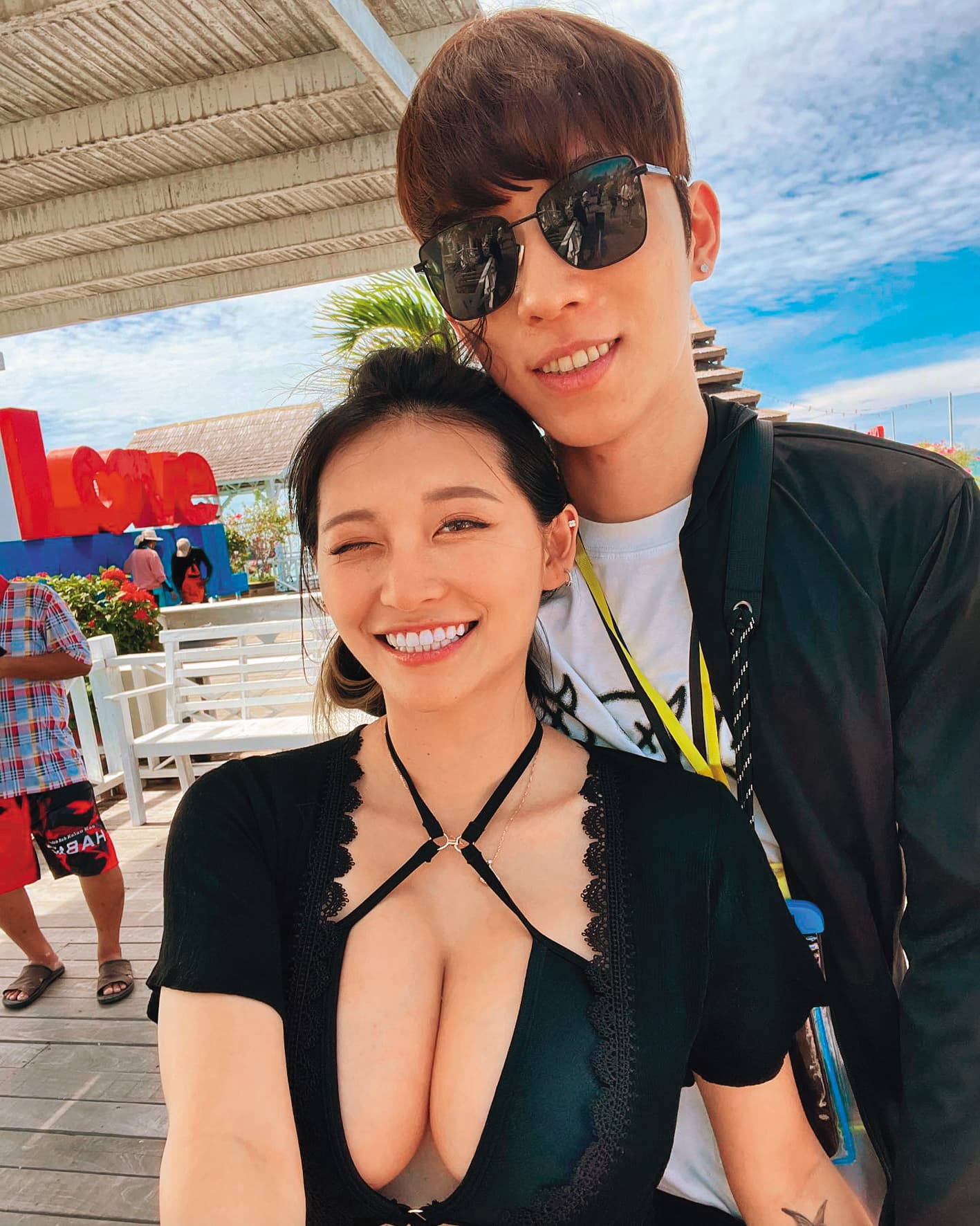 祈錦鈅(左)今年5月才宣布與圈外男友阿翰(右)結婚。(翻攝自祈錦鈅臉書)