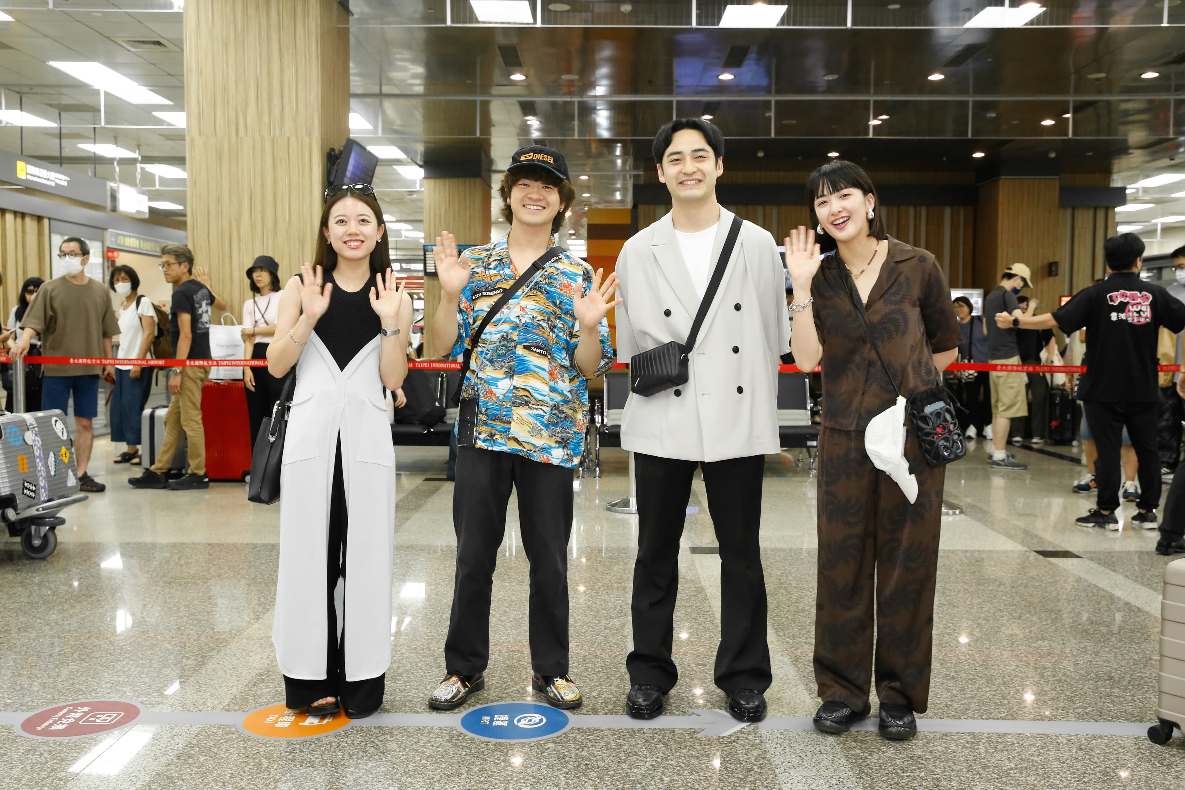 綠黃色社會昨抵台難掩興奮心情與大家打招呼。左起Peppe（左起）、穴見真吾、小林壹誓、長屋晴子。
