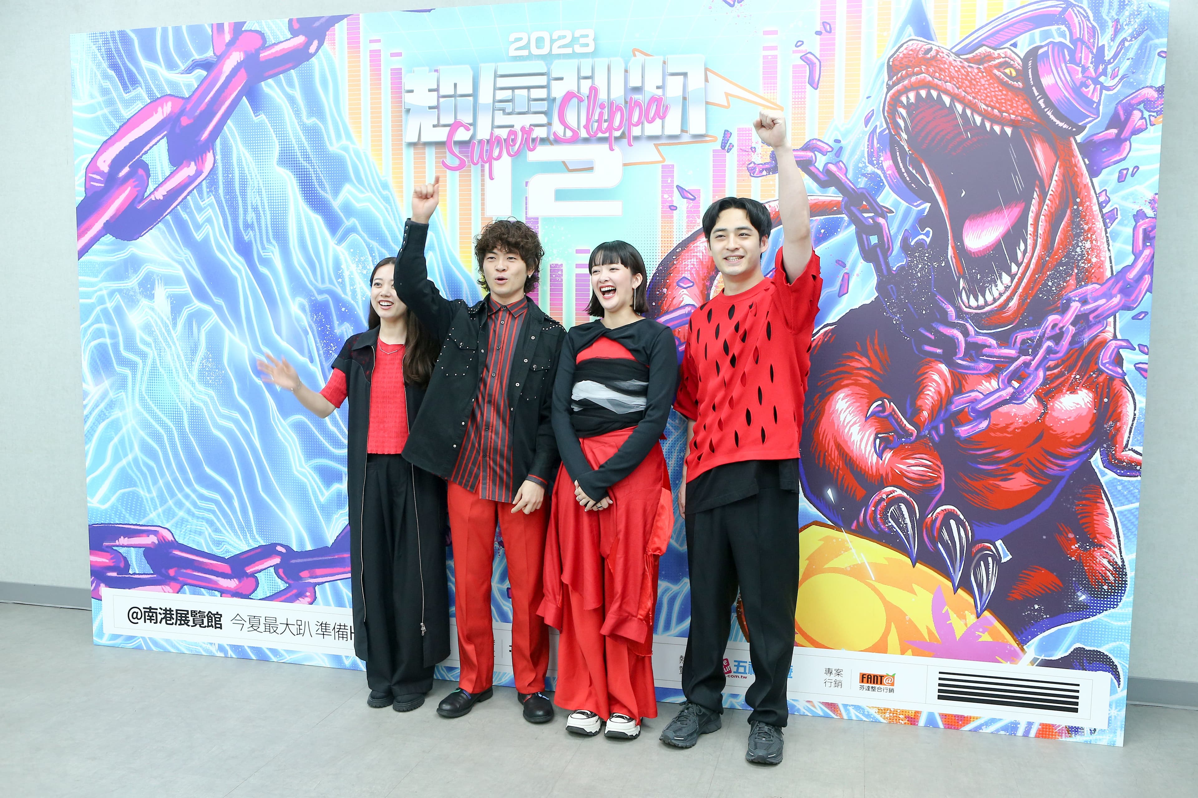 綠黃色社會接受台媒訪問，拍照時小林壹誓（右一）用中文喊：「尖叫聲！」帶動氣氛。