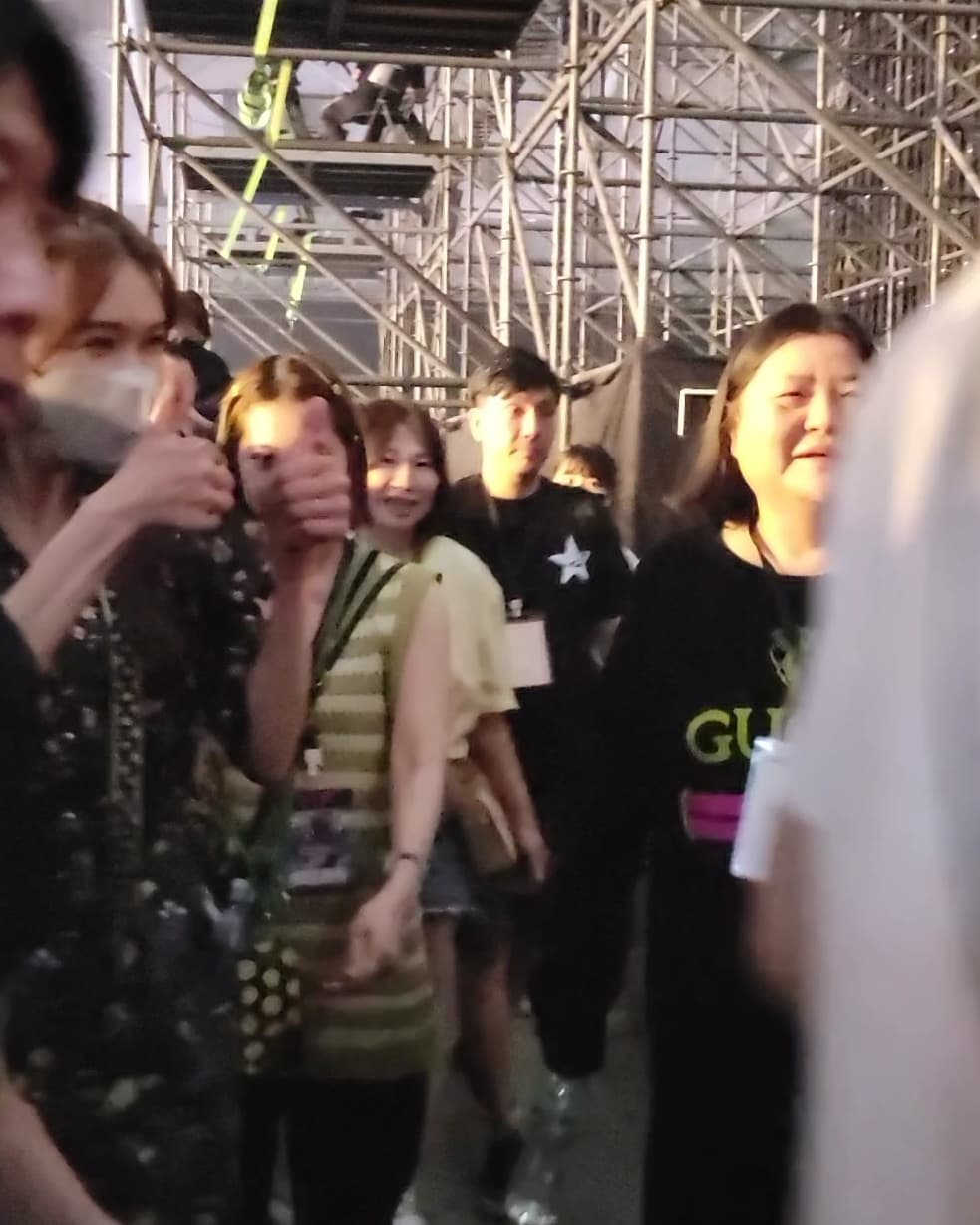 林志玲為老公AKIRA的表演打100分，還比出兩手大姆指。