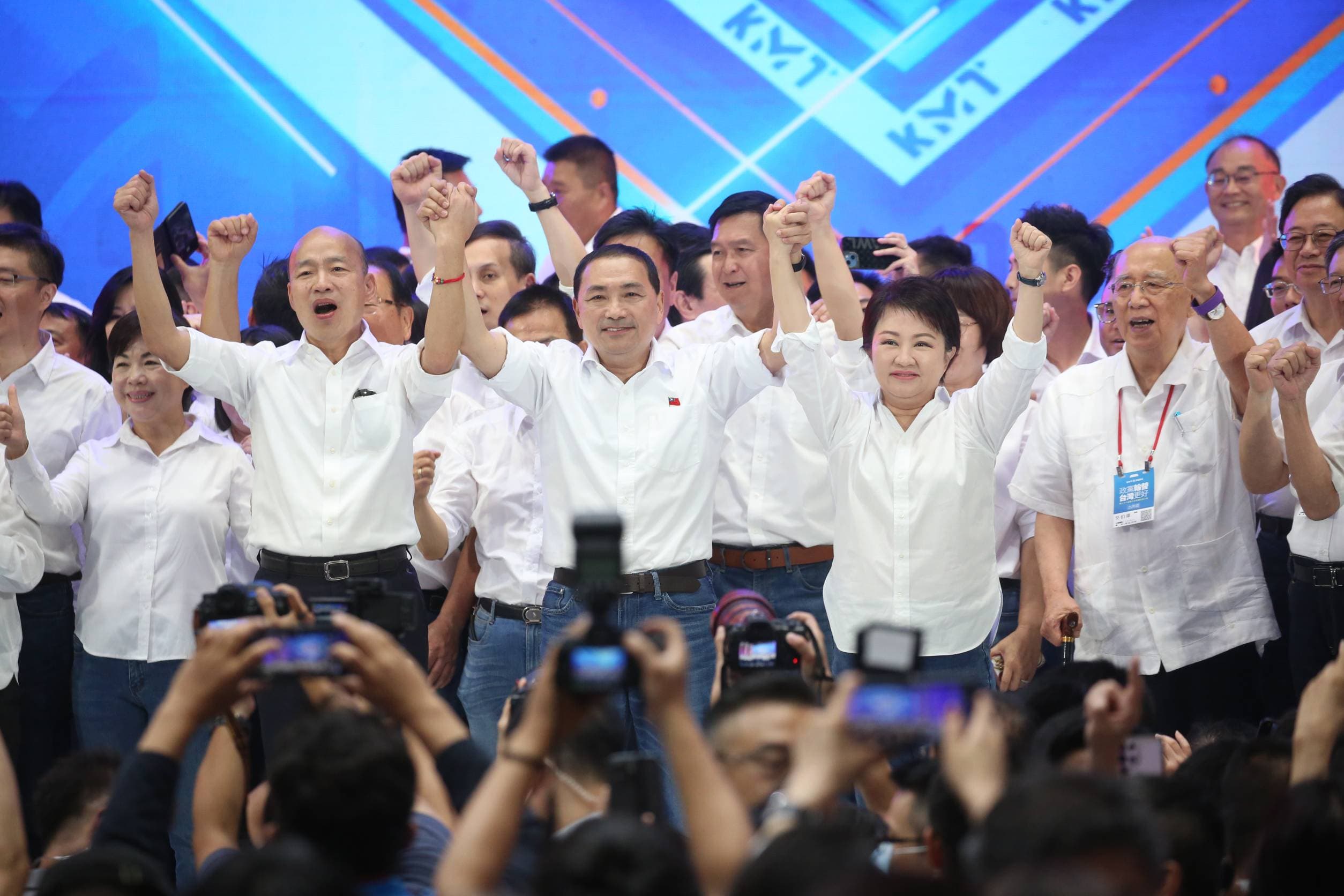 現任藍營縣市長一同上台,重現「漢子、禿子、燕子」3人合體的畫面。