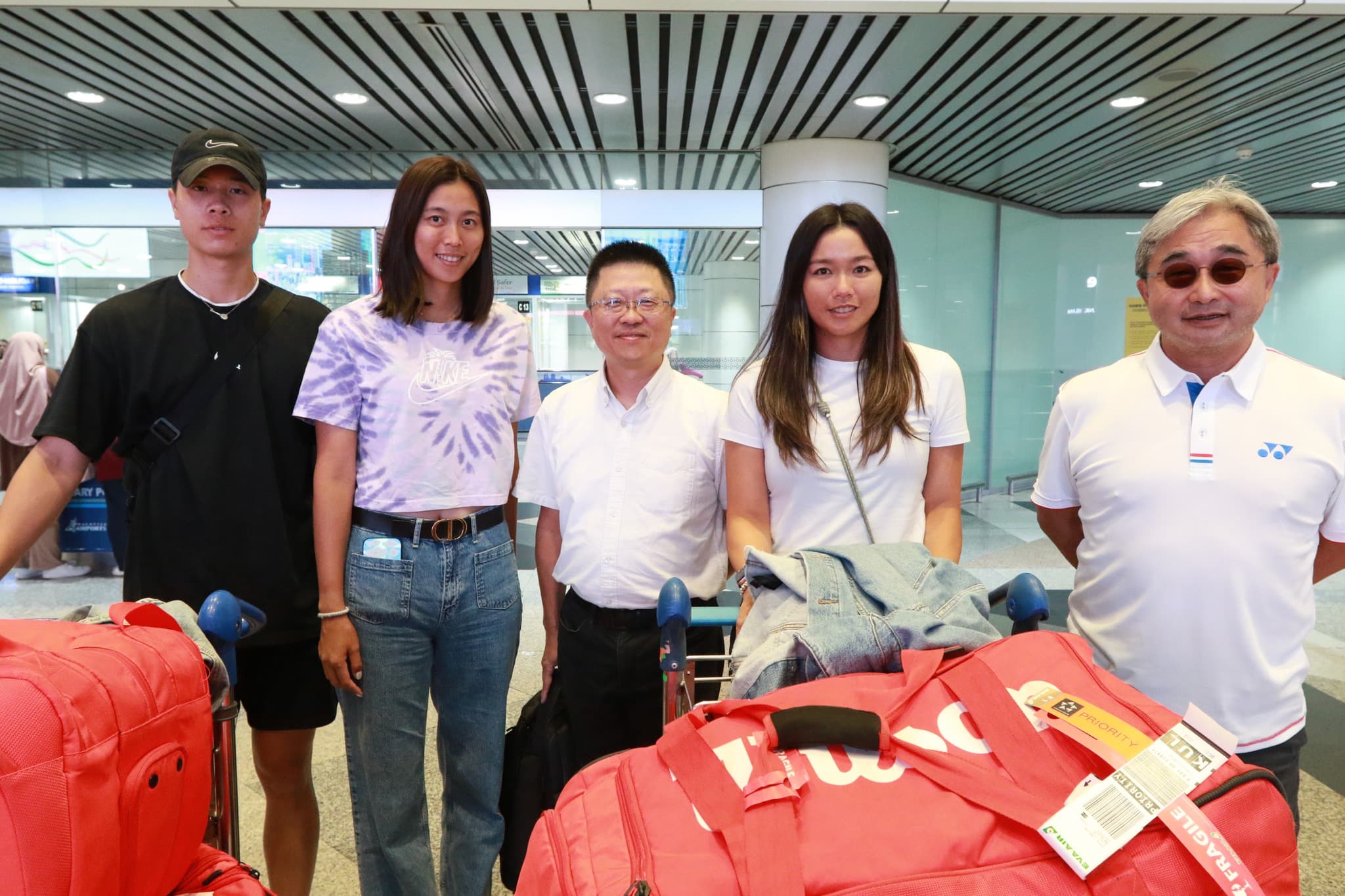 詹詠然(右二)、詹皓晴(左二)姐妹也抵達吉隆坡。(翻攝四維體育推廣教育基金會臉書)