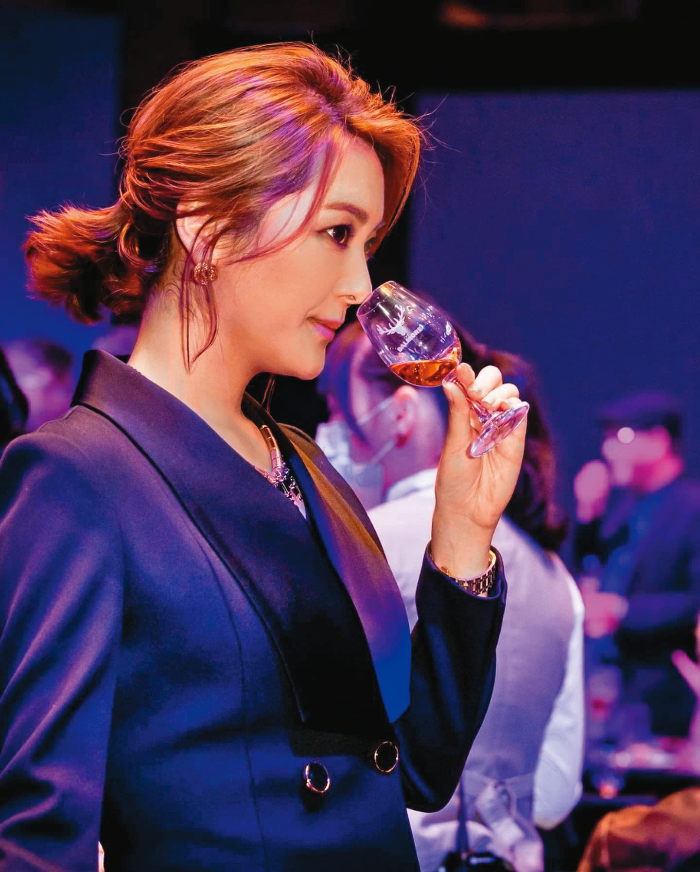 楊雅筑一頭栽入品酒的世界,發現品酒的美好。(翻攝自楊雅筑臉書)