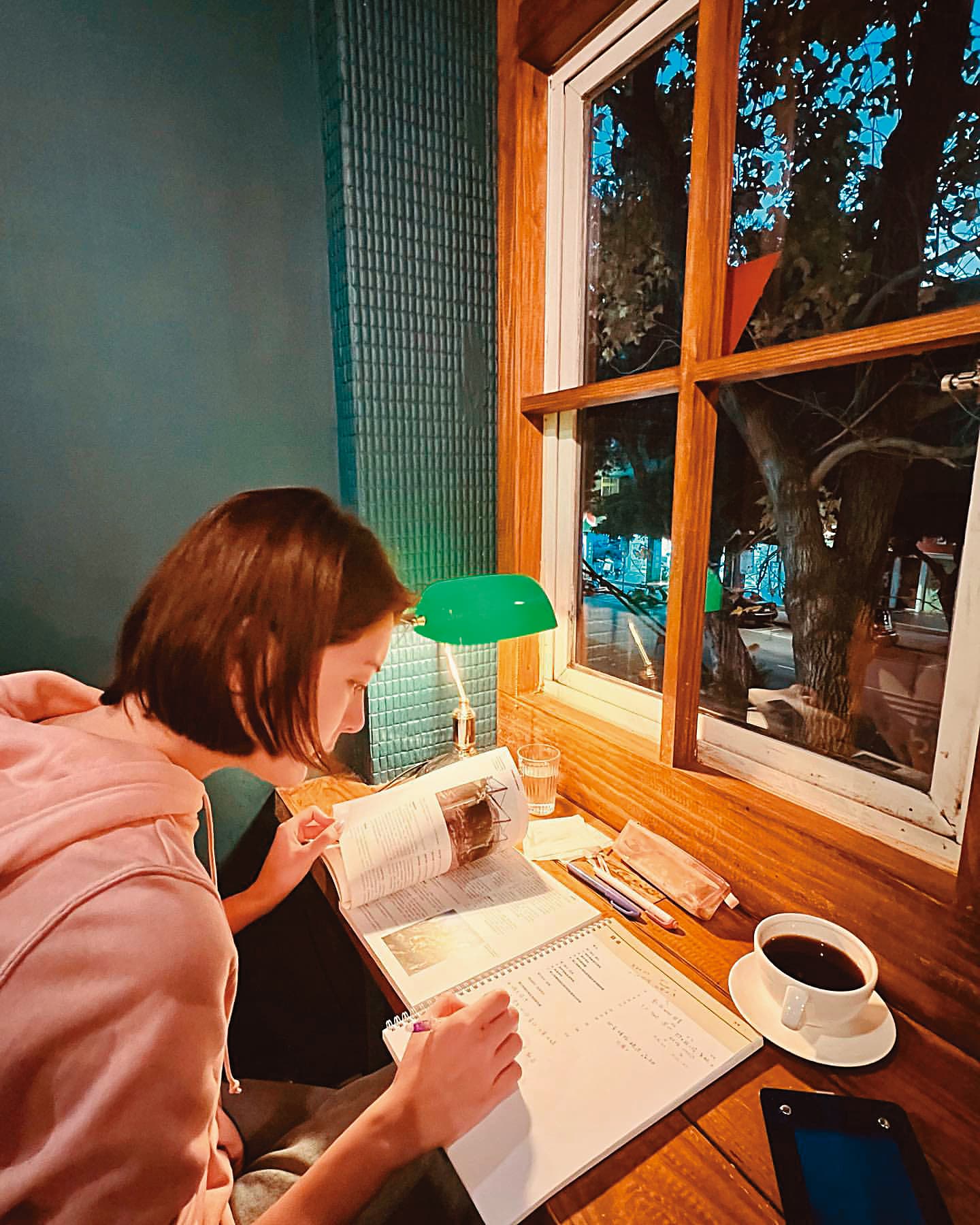 目前暫停拍戲的楊雅筑,花了近半年時間上品酒課、看書。(翻攝自楊雅筑IG)