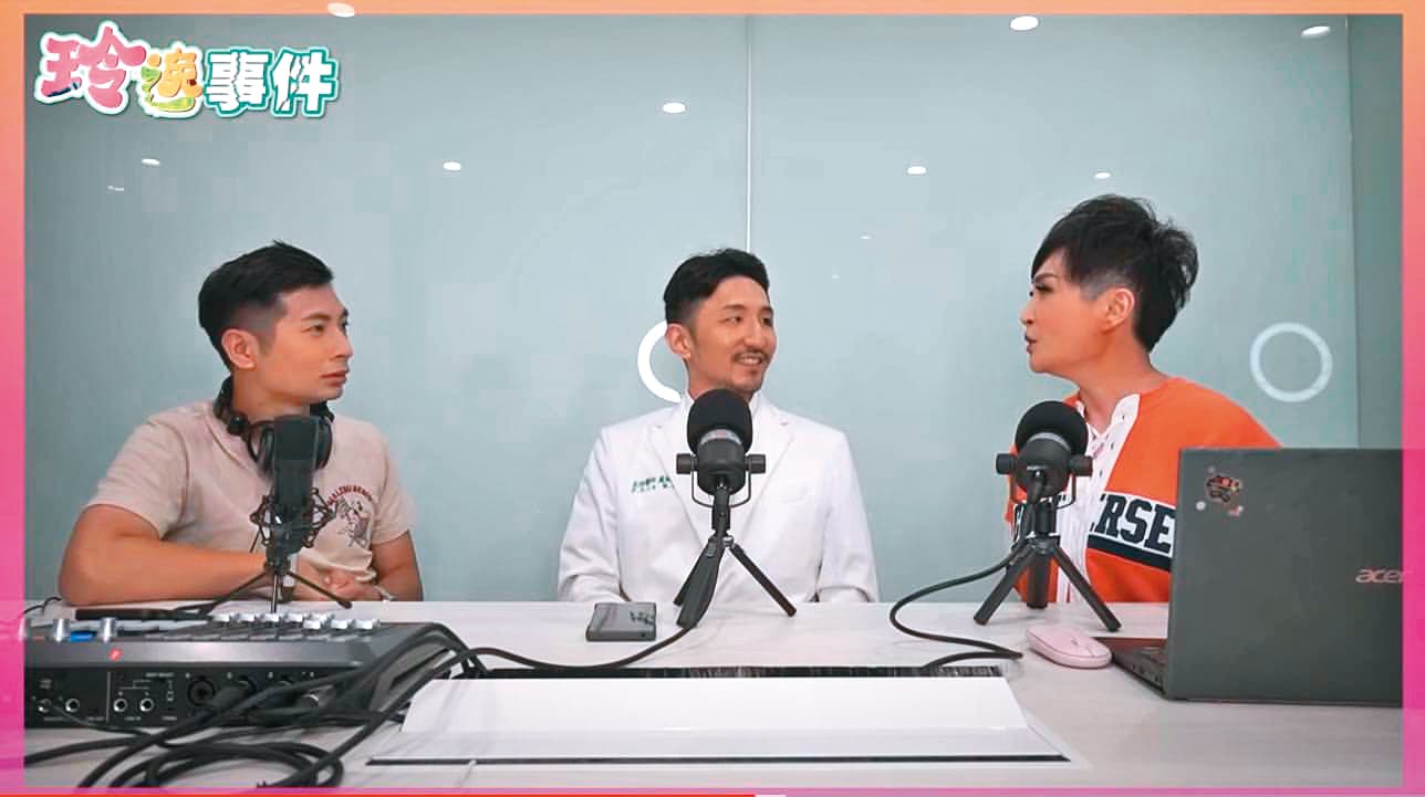 逸祥（左）現在和友人合作製作Podcast網路節目。（翻攝自逸祥IG）