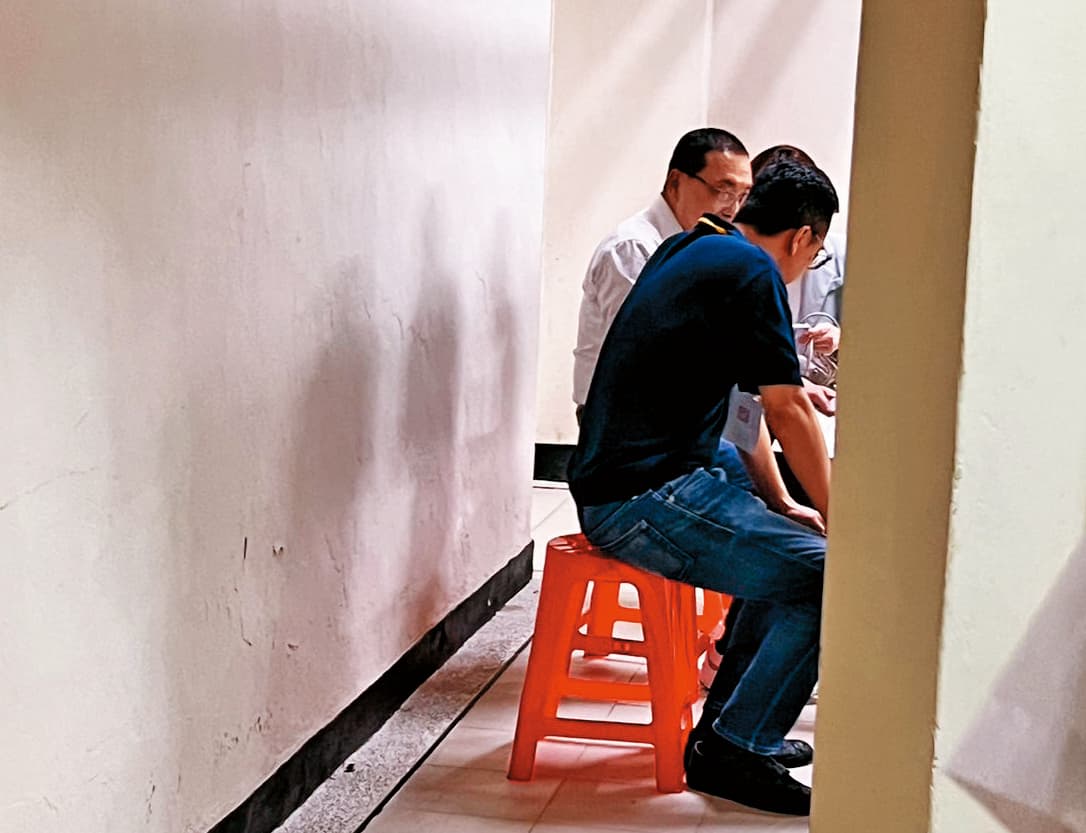 本刊直擊，侯友宜在全代會後台，與幕僚準備演說稿。