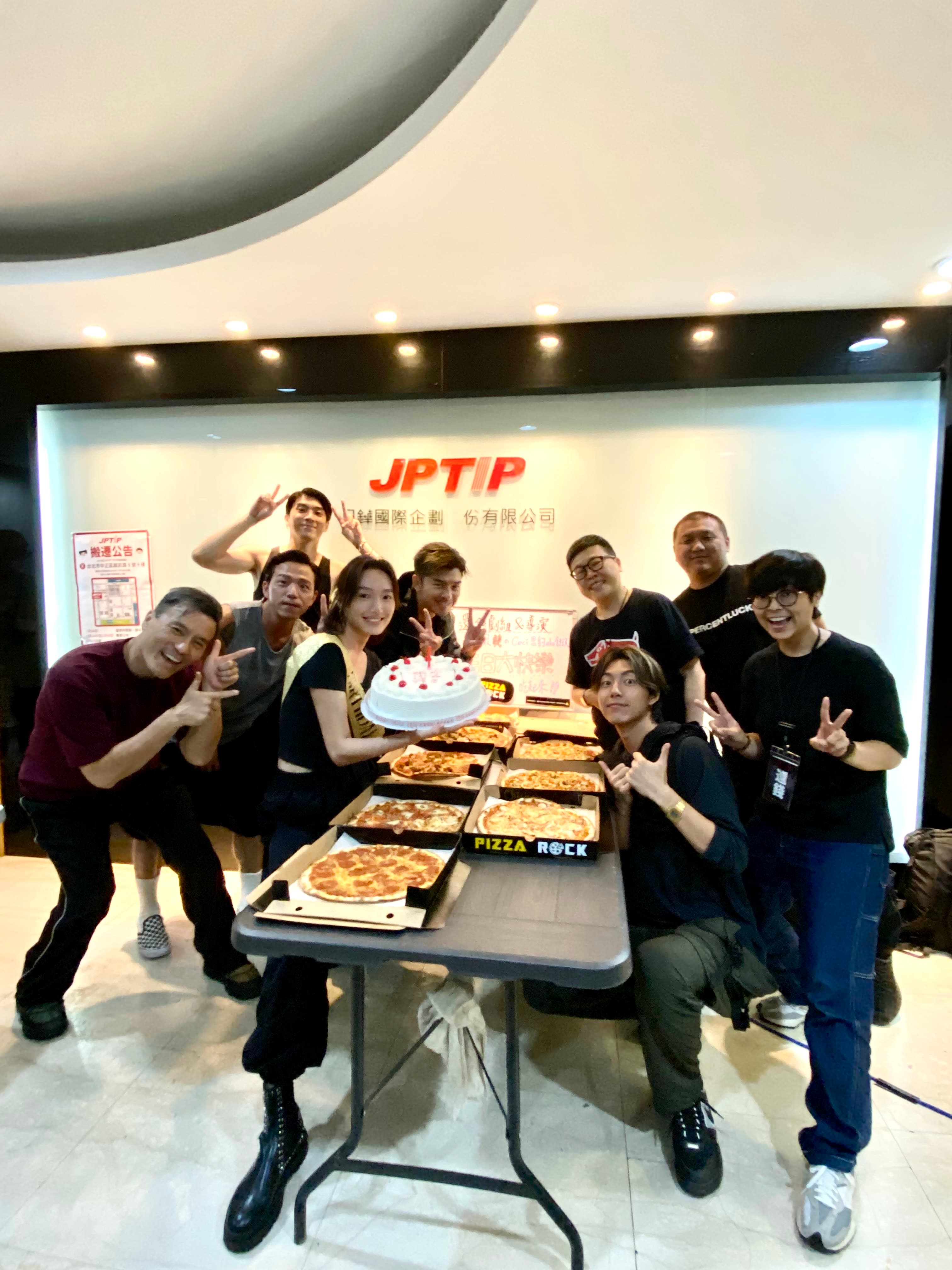 劇組為蔡思韵慶生外,生日正日蔡思韵 也準備香港人最愛的菠蘿油、蛋撻和飲料等跟大家分享生日喜悅。(滾動工作室提供)