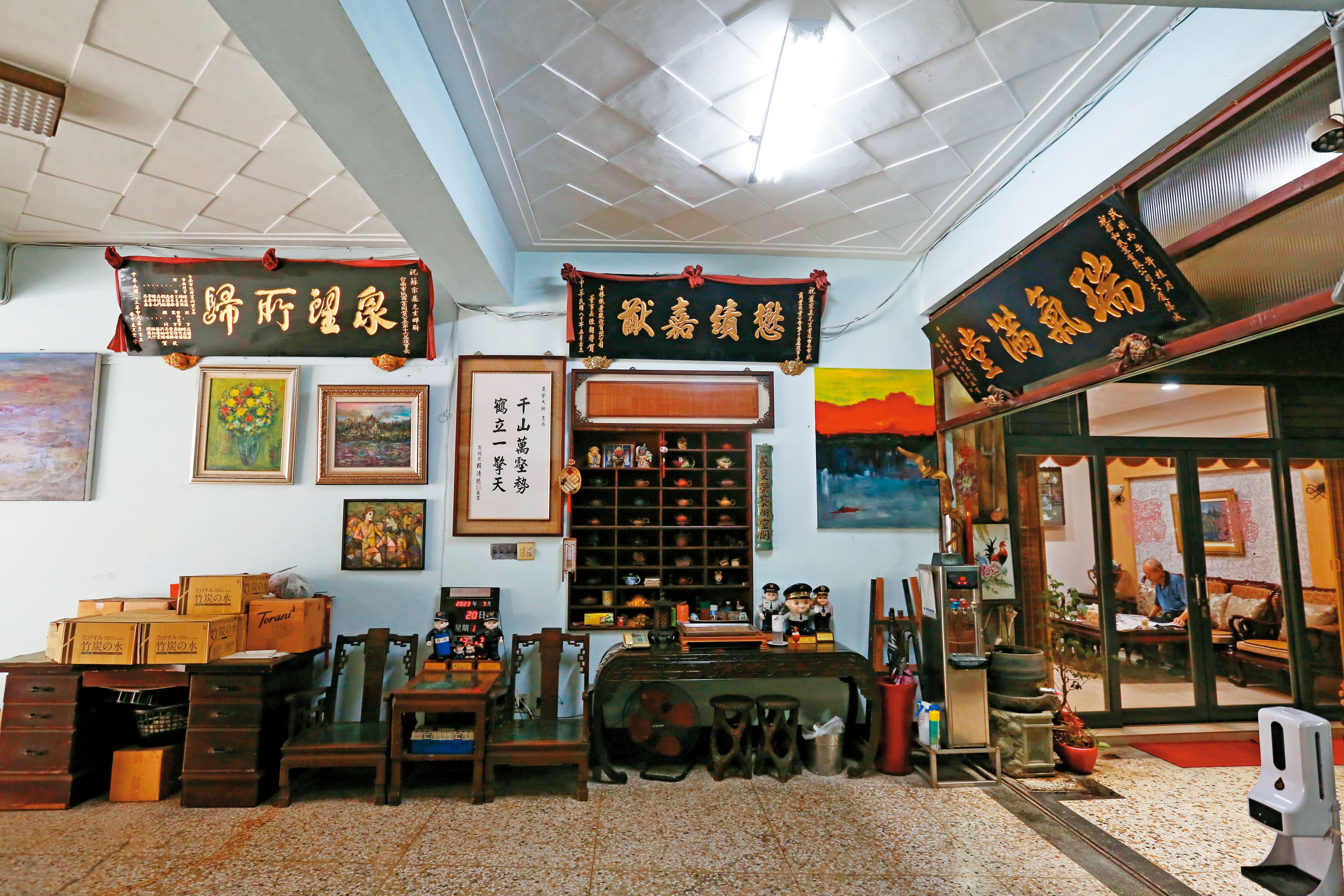 蘇家與賴清德關係好，日前蘇姿丰父親蘇春槐站台「美東信賴台灣後援會」，老家1樓大廳（上圖）更高掛賴清德贈與的字畫（右圖）。