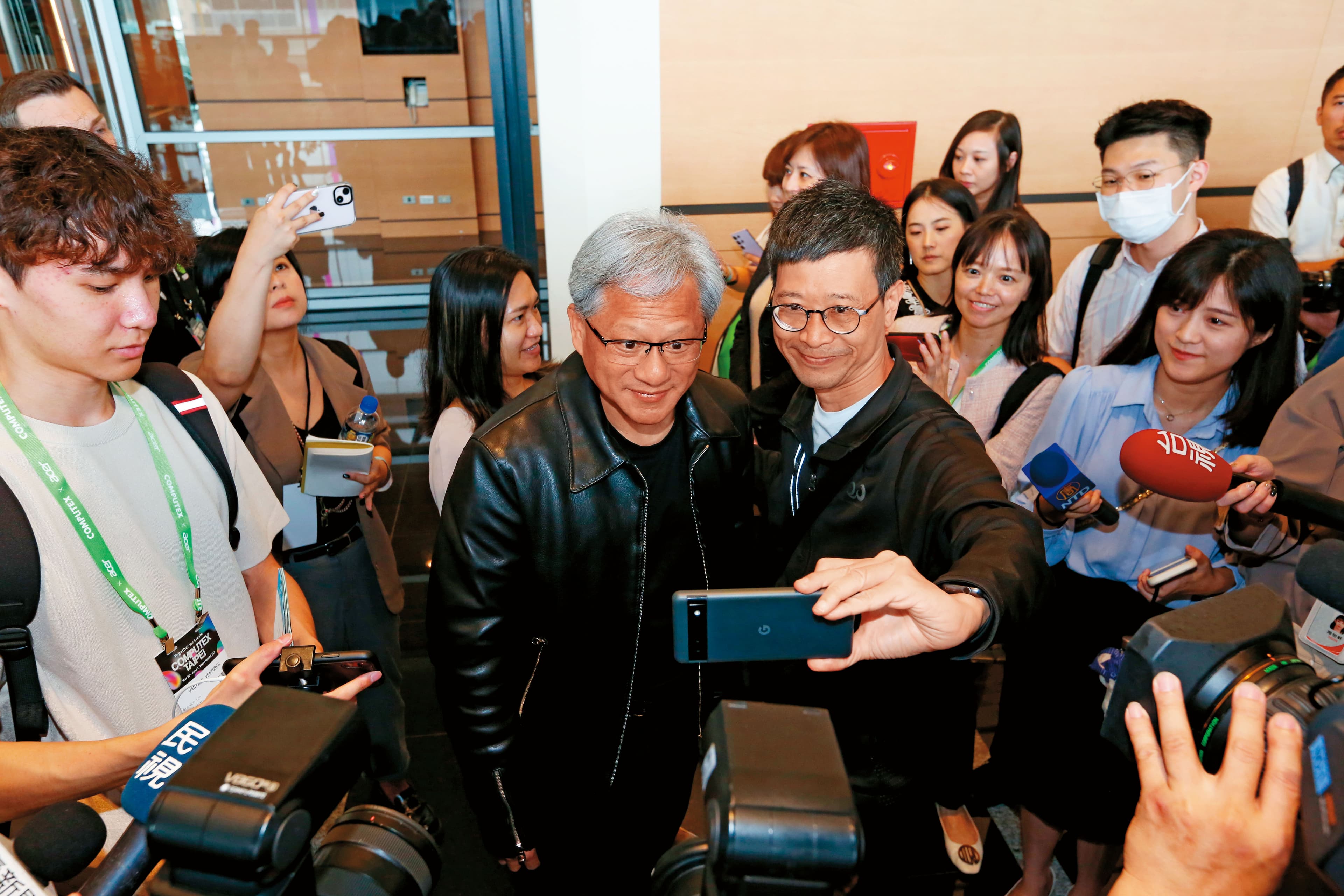 輝達（nVidia）創辦人、AI教父黃仁勳來台訪問掀起旋風。