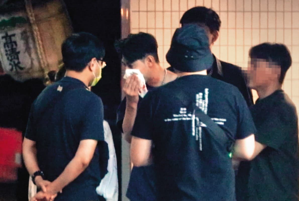 6月20日02：42，SpeXial前團員Teddy（左二）從酒吧走出來，手握衛生紙摀住鼻子和臉頰，看似受了傷。