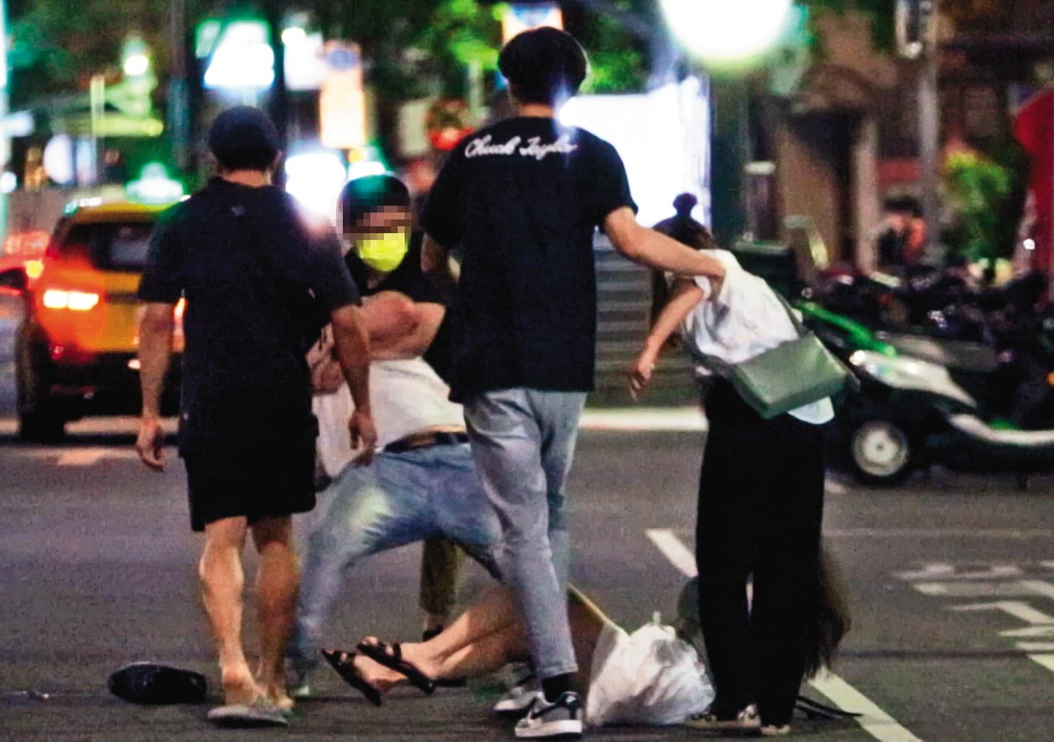 02：47，雙方爆發第一次推擠衝突後，一旁的計程車司機看到氣氛如此暴力，索性不做生意，離開現場。