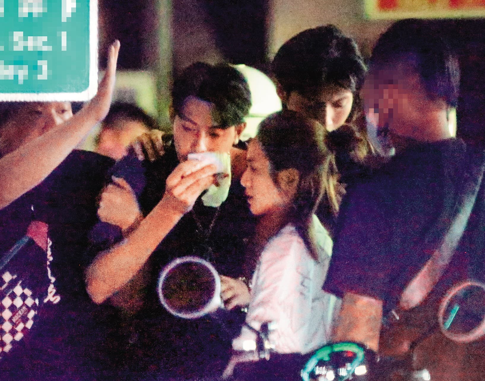 03：01，救護車抵達，一群人簇擁著Teddy準備上車。
