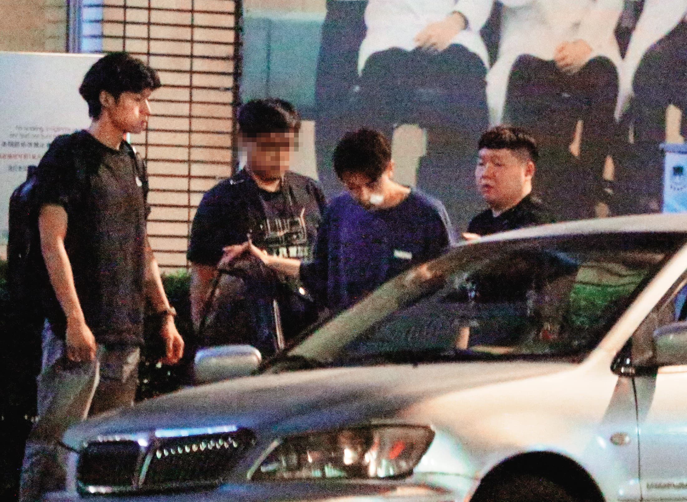 03：44，李承鴻（右一）開車載著Teddy（右二）和一行藝人好友，從醫院前往警局做筆錄。左一為劉育仁。