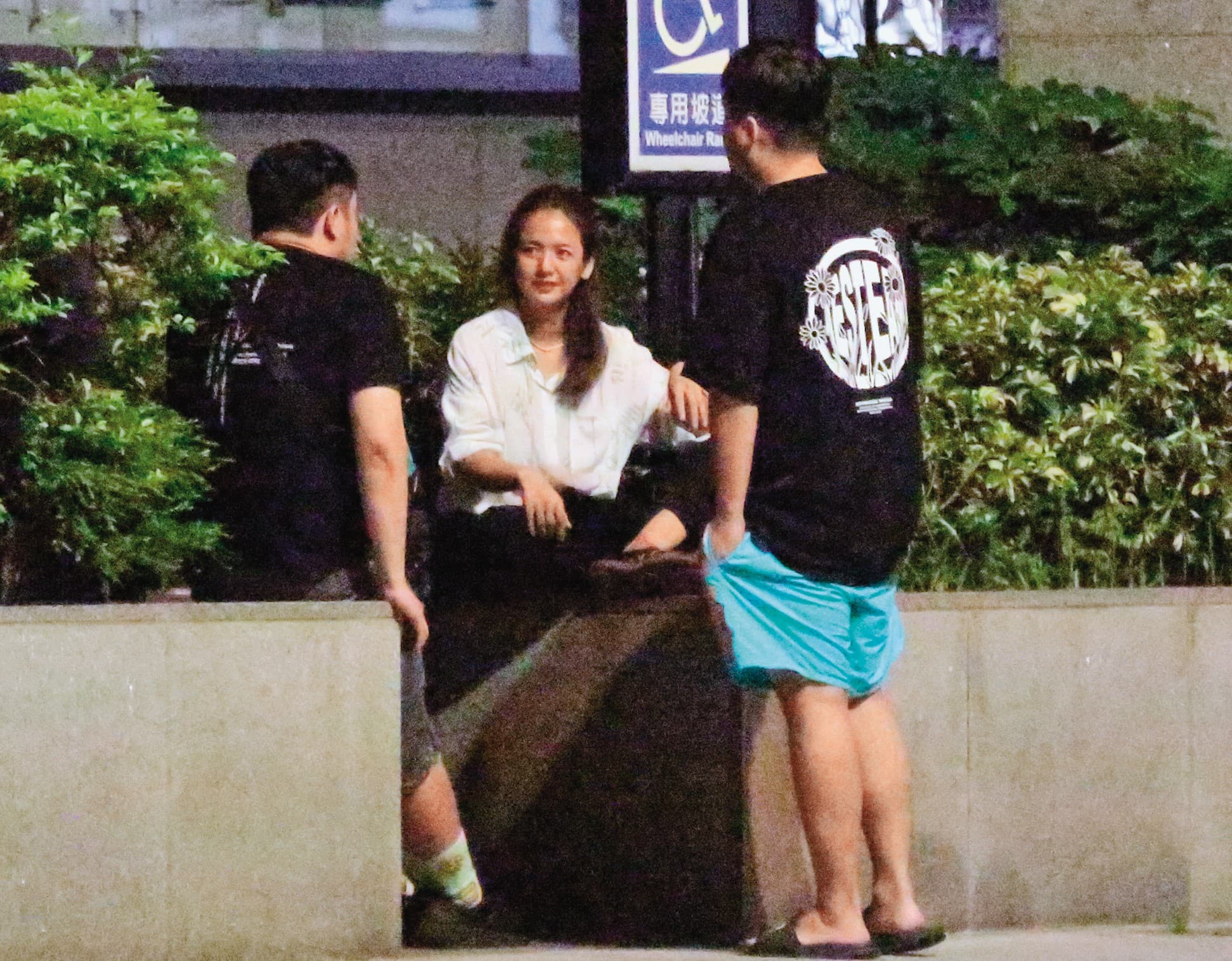 04：28，臧芮軒（中）和友人在警局外頭等待，一邊聊天打發時間。