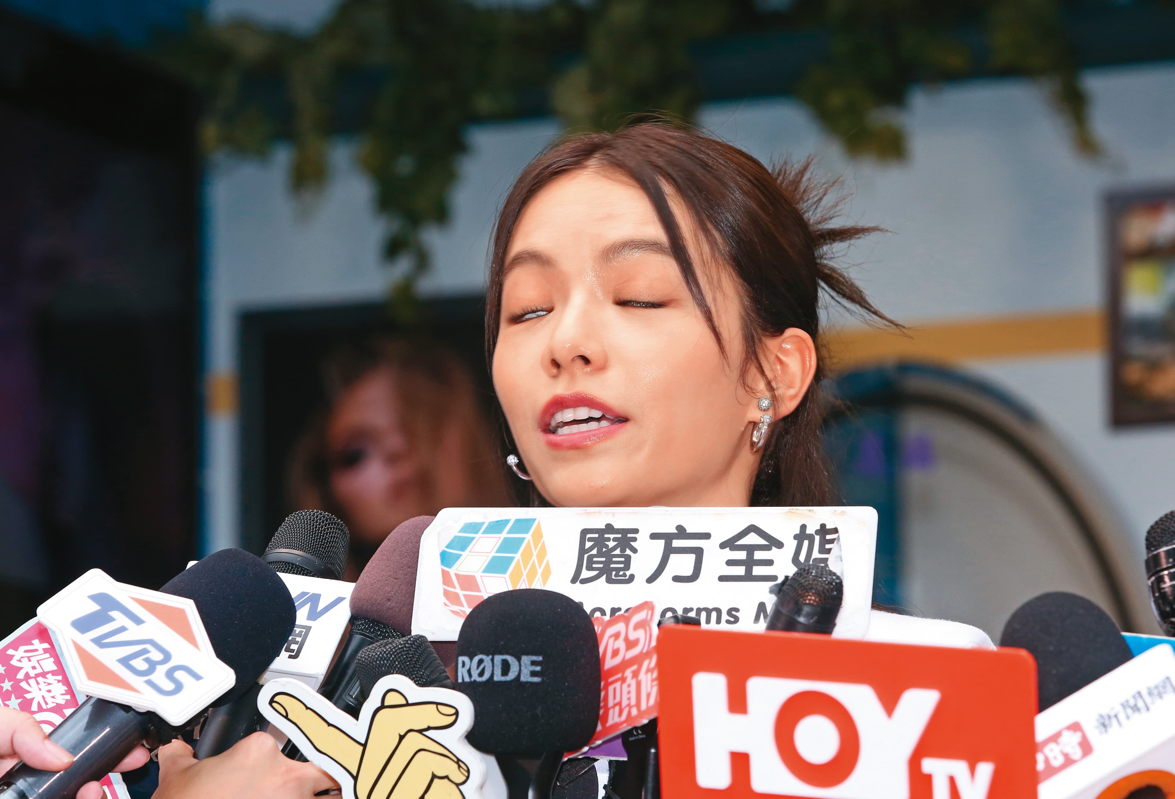 日頭赤焰焰，宋芸樺現身西門町為「美滿理髮廳」開幕剪綵，熱到暈了！