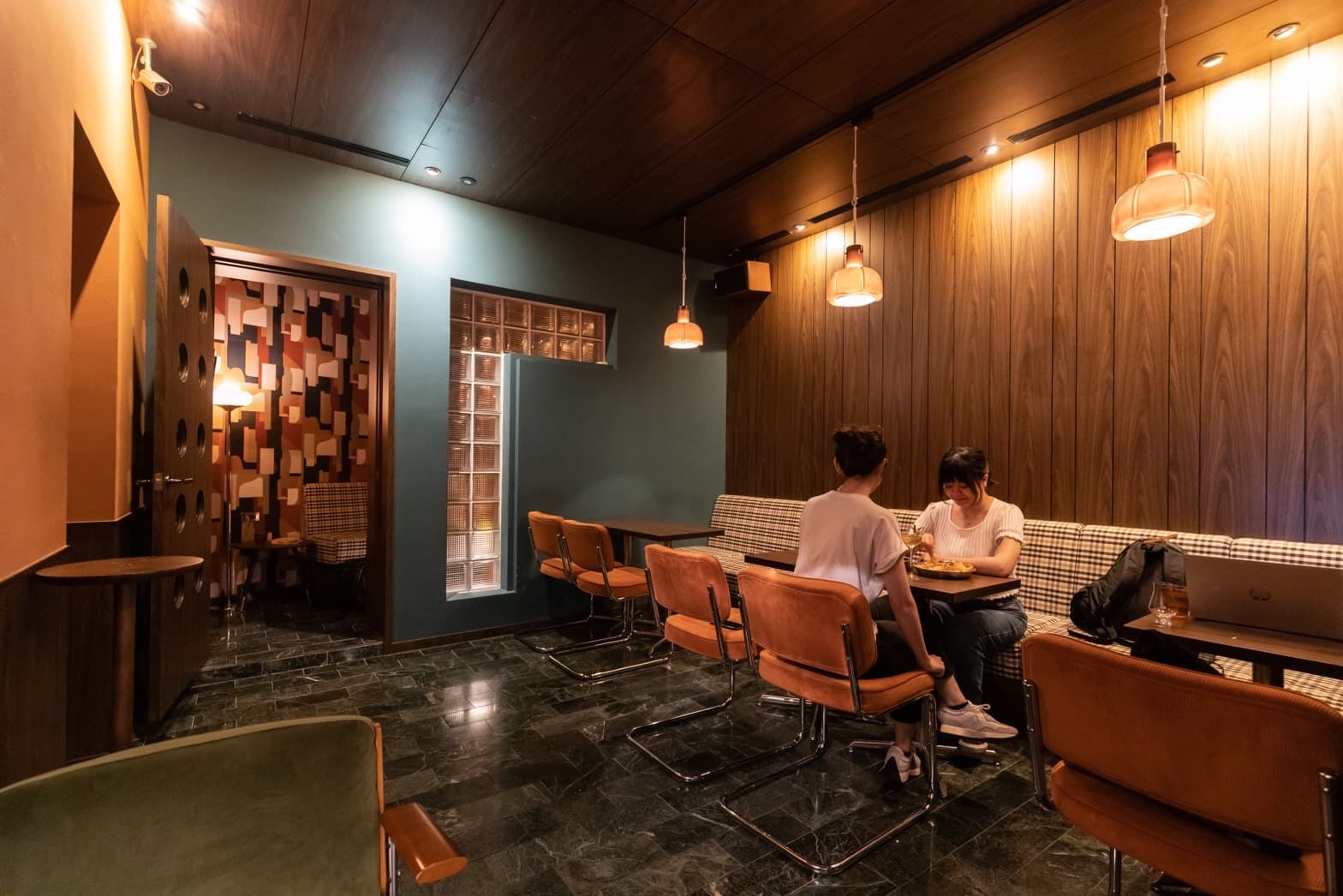 「SHU CLUB」的氛圍低調愜意,一個人來喝一杯也沒有壓力。