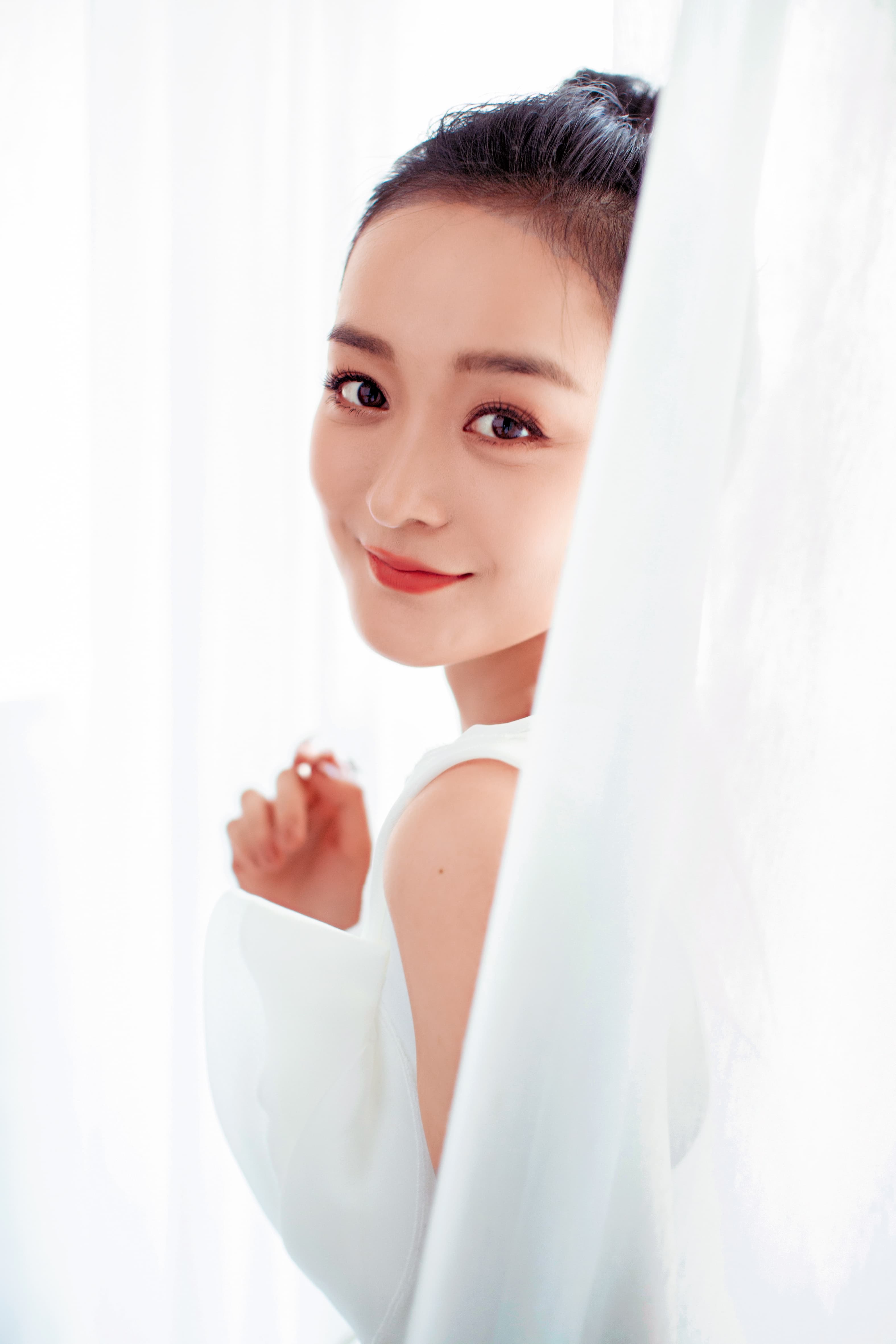 剛北漂到北京闖蕩就接到女二角色,何泓姍的演員之路開局就挺順遂。