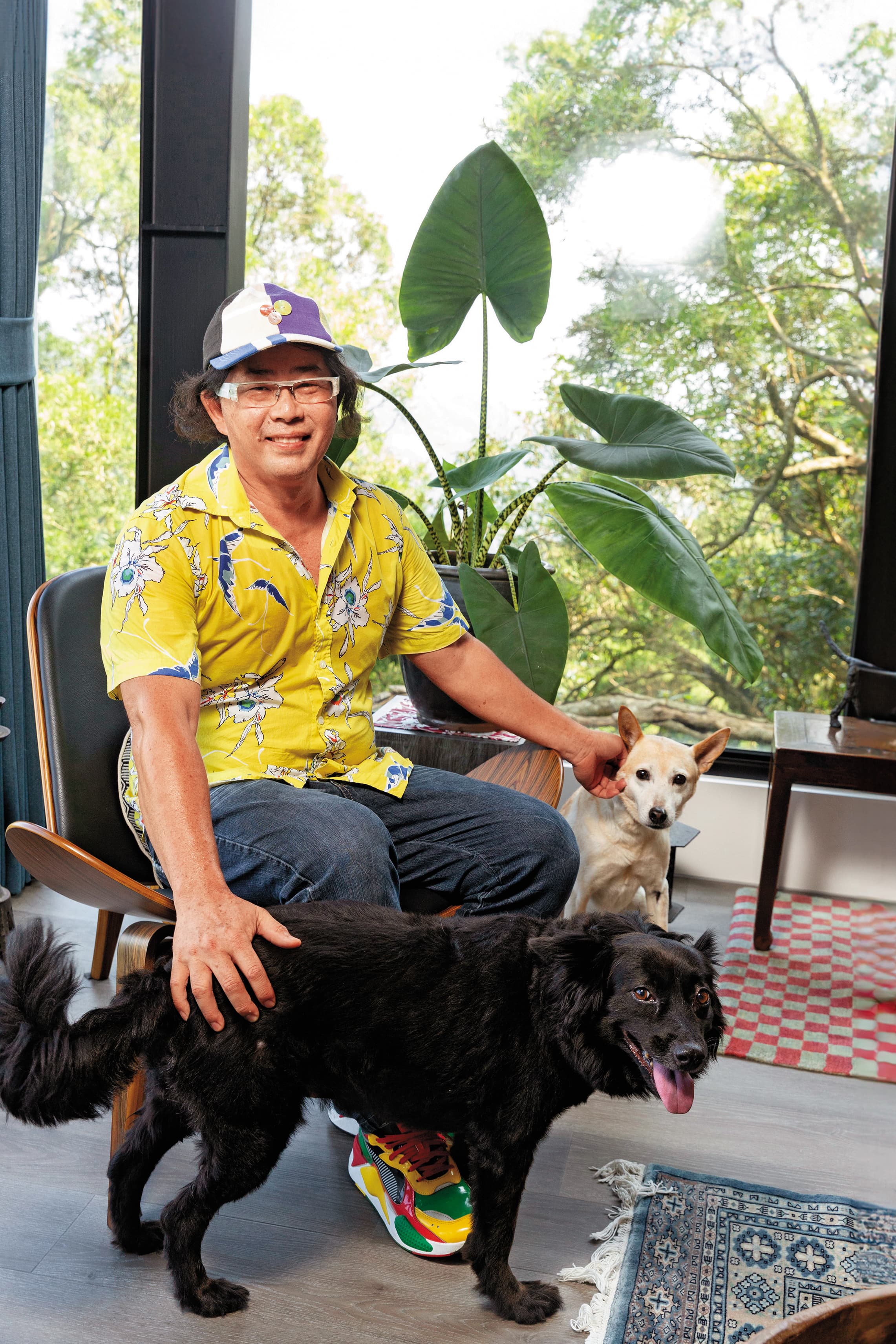 林國基去年搬到山上，兩隻狗狗活動的地方變大，也很習慣山居生活。