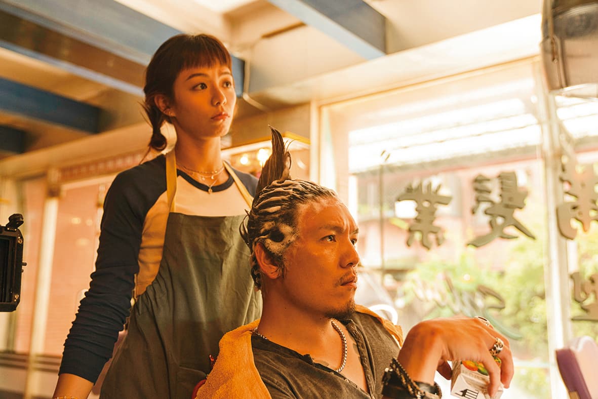 春風(右)戲中演的阿泰,煞到宋芸樺(左)所演的阿芬,開啟了一段以髮型為浪漫媒介的純愛故事。(麻吉砥加電影提供)