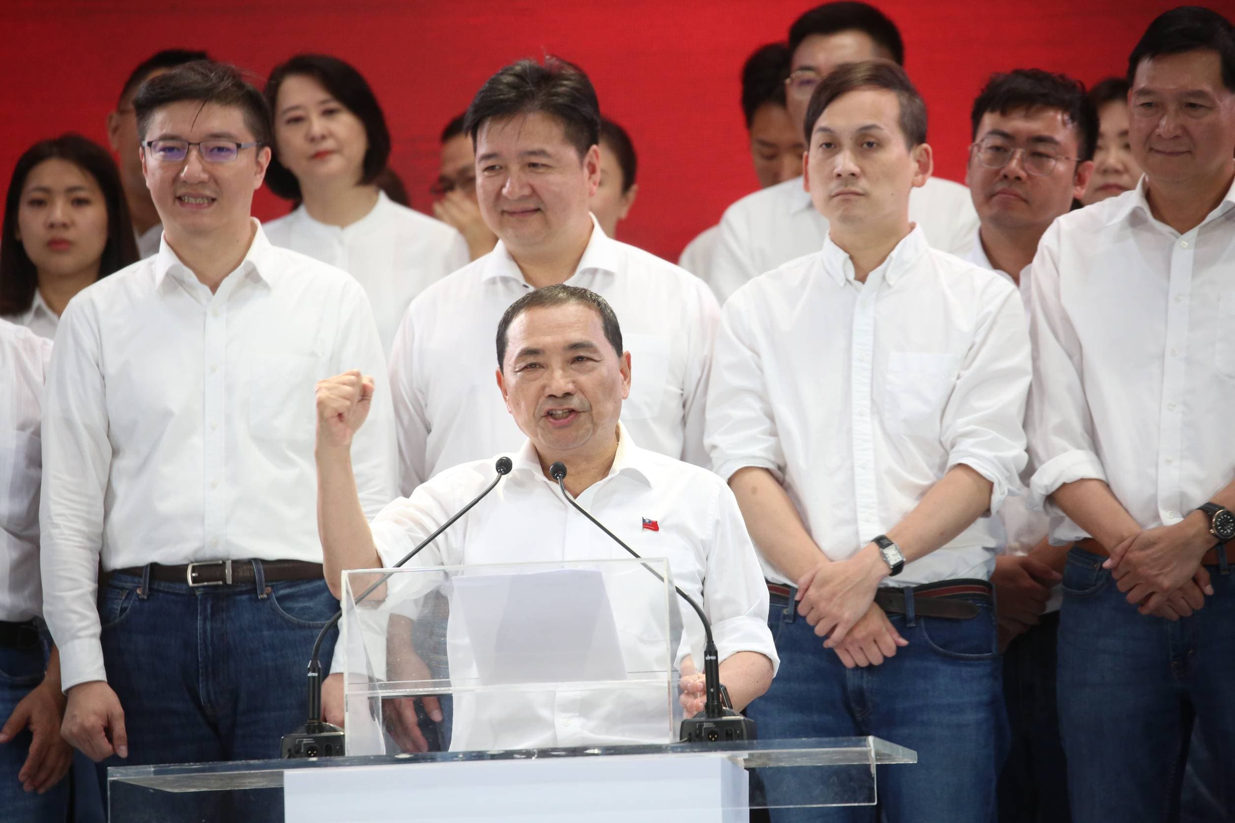 國民黨推派新北市長侯友宜(前)參選2024總統,全代會上林金結就站在侯友宜正後方。(本刊資料照)