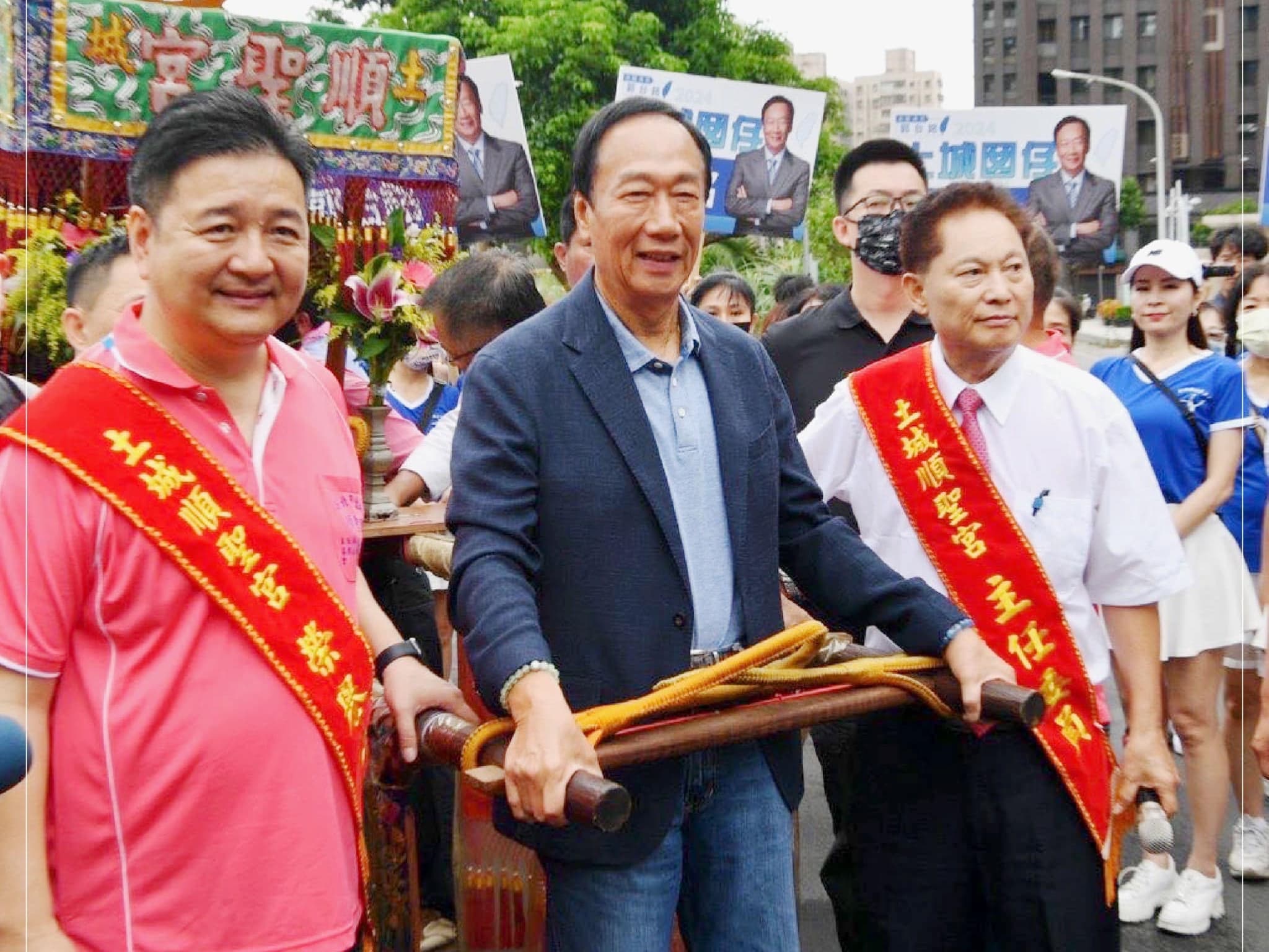 林金結(左)與郭台銘(中)同框疑互相站台,遭部分黨內人士批評。(翻攝自郭台銘臉書)