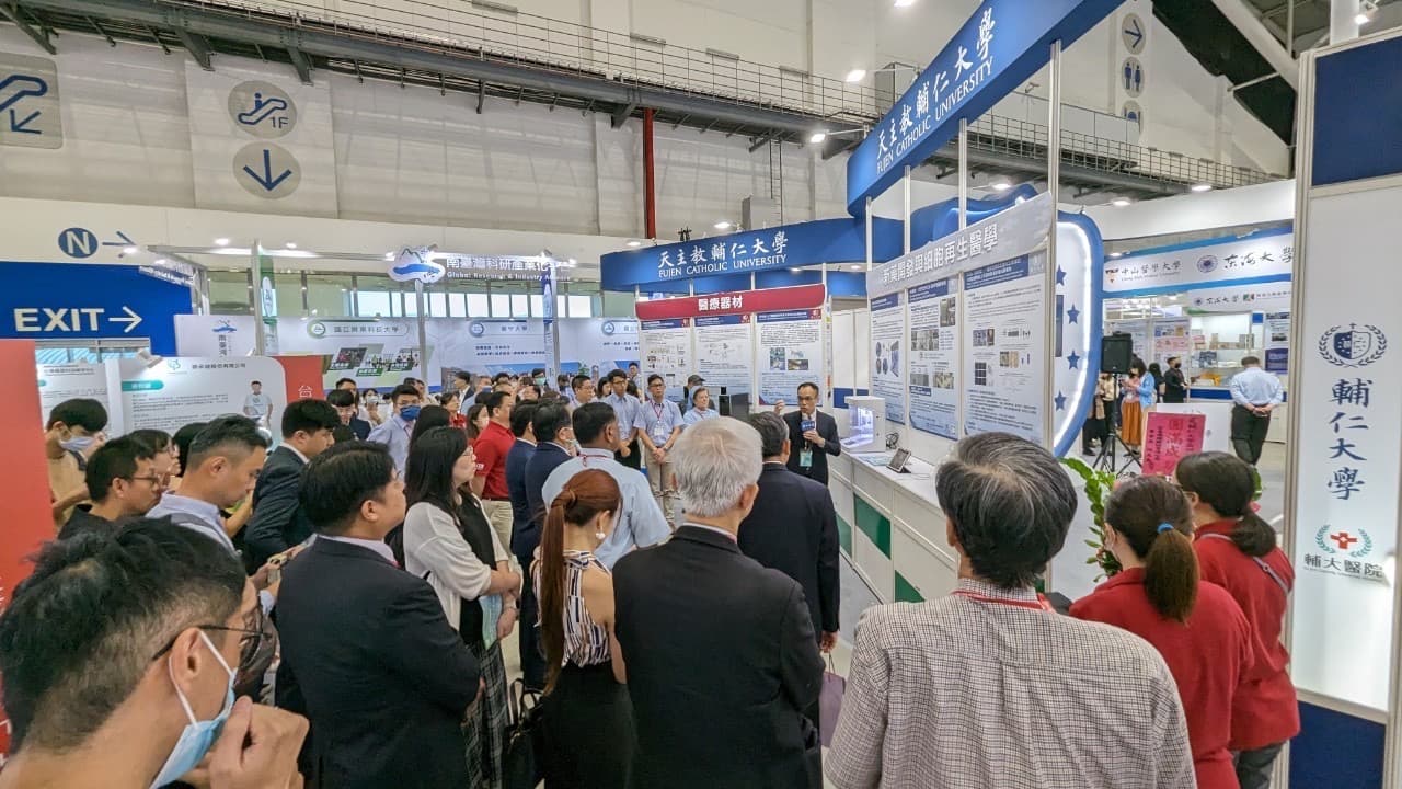 2023年亞洲生技大展在本月27日起於南港展覽館進行為期4天展出,其中輔仁大學共展出14項研發成果。(輔仁大學提供)