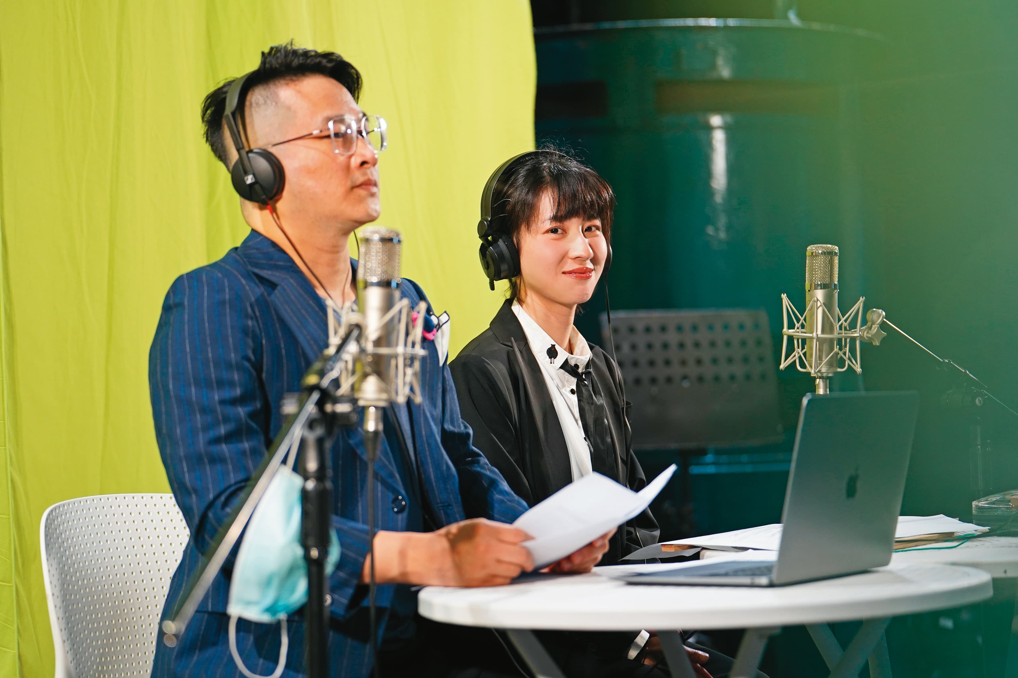 導演岩井俊二參與Giloo舉辦的《青春電幻物語》電影直播派對,與千名粉絲線上看片,連俞涵(右)與影評膝關節(左)參與對談。(Giloo提供)