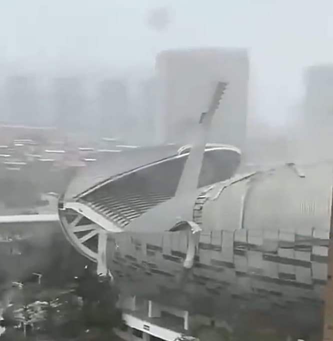 泉州海峽體育館隔熱層被狂風掀起。(翻攝微博)