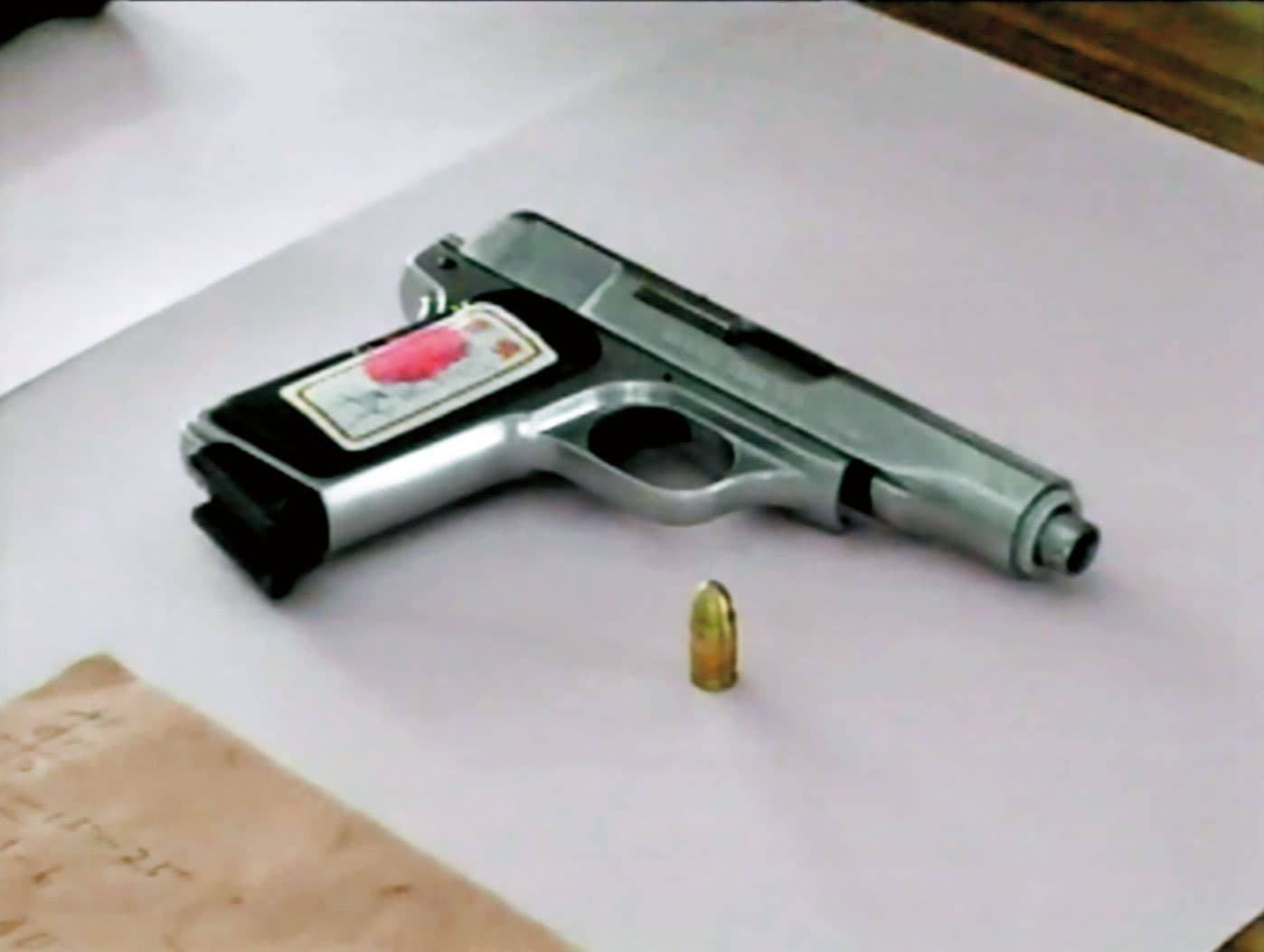 鄭父被警方逮捕時,身上帶著改造手槍,他表示自知難逃法網,決定自殺。(東森新聞提供)