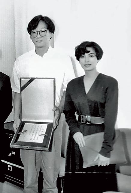 楊德昌(左)一九八七年以《恐怖分子》獲盧卡諾影展銀豹獎,與妻子歌手蔡琴(右)合影。(中央社)