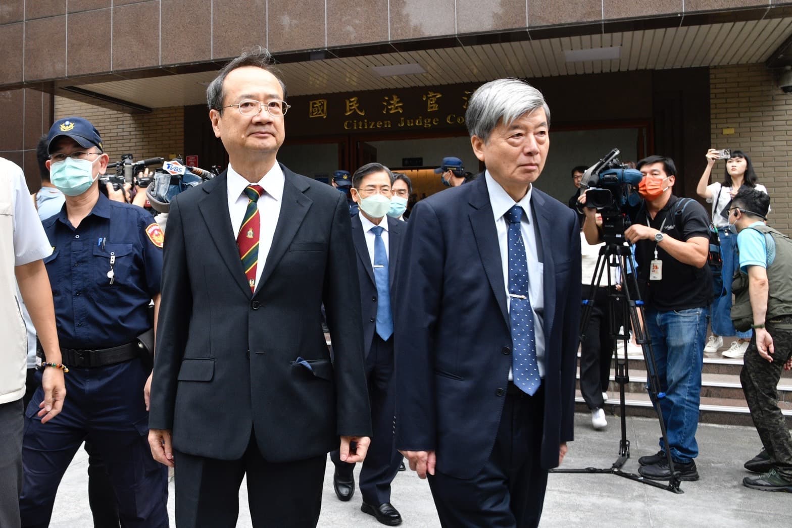 司法院院長許宗力（左）、副院長蔡烱燉見證國民法官宣判。