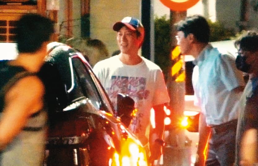 21:55,一身白衣白褲的王力宏,跟著一夥人走出餐廳,看來春風滿面。