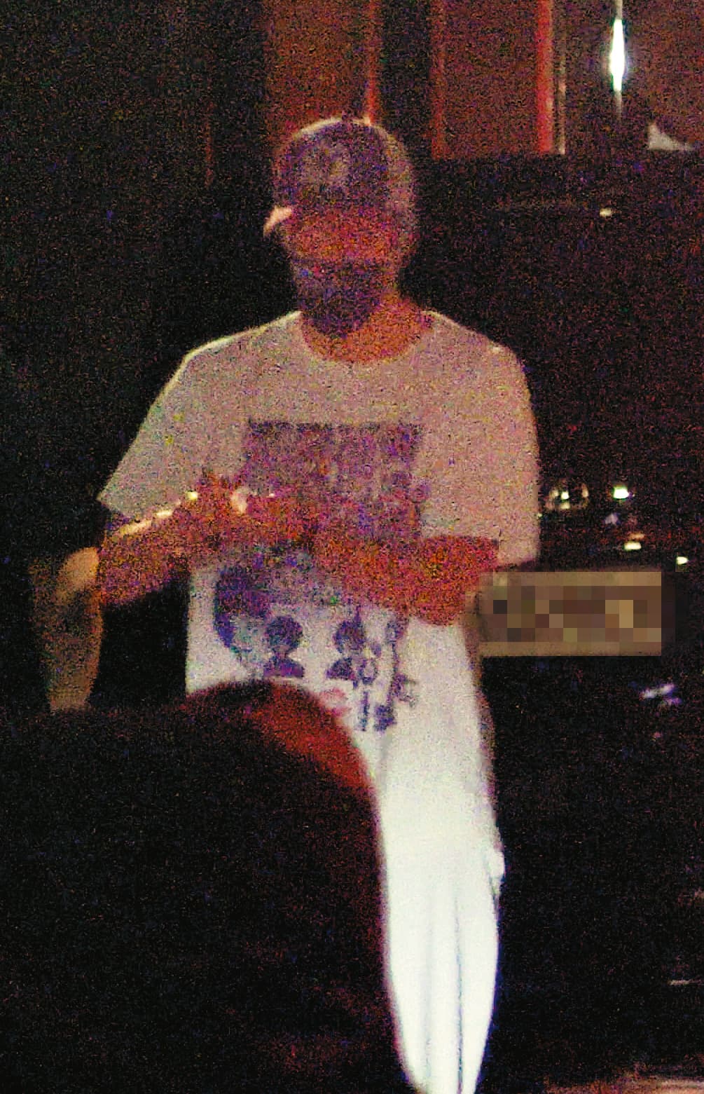 21:59,王力宏從褲子口袋拿出酒精,幫自己消毒外,也貼心地幫助理噴一噴。