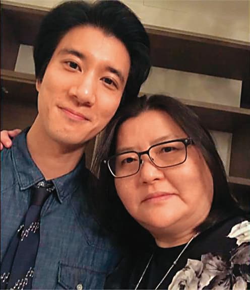 邱瓈寬(右)的寬魚國際主辦王力宏(左)「ONE Leehom Wang 一個王力宏 」演唱會,是王力宏的貴人。