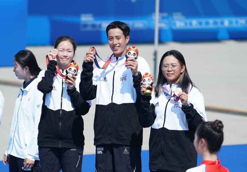 射箭複合弓女團林明靜、許嬿樺、羅苡瑄奪下銅牌。(大專體總提供)