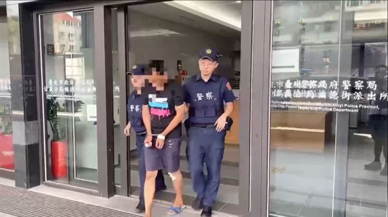 柯男(中)酒後大鬧街頭,拿著菜刀隨機揮砍機車騎士。(翻攝畫面)