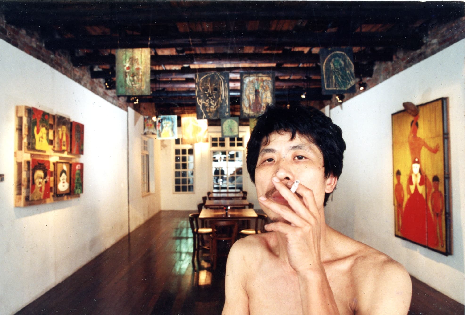 潘小俠1987年進報社當攝影記者,工作之餘自行創作,四處拍照,曾在赴淡水拍照時結識金門王、李炳輝,後來還成為2人的經紀人。圖為他的自拍照,攝於1993年。(潘小俠提供)