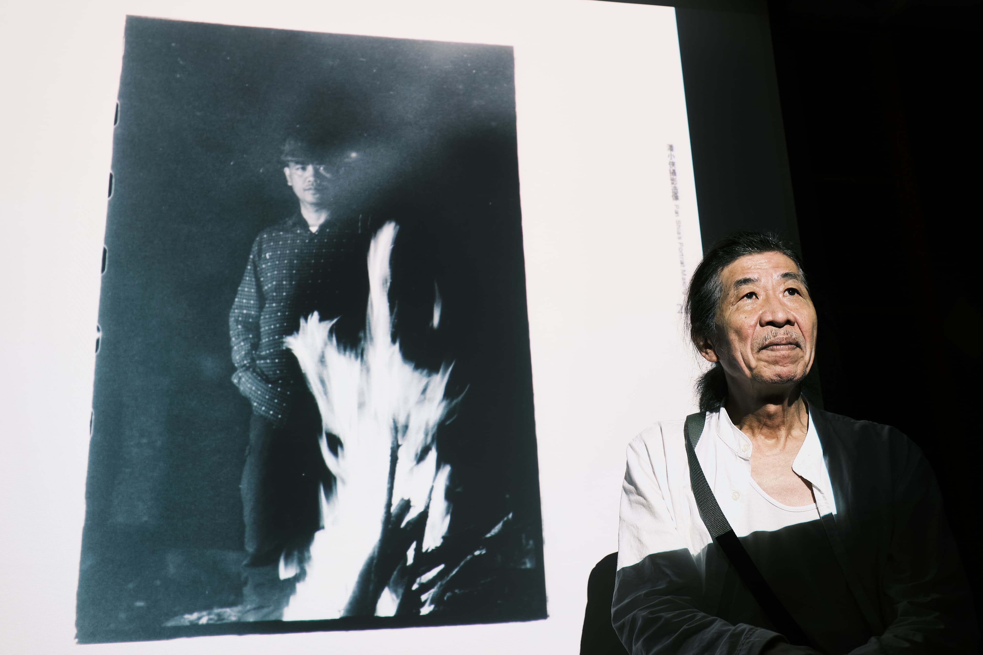 2020年潘小俠出版《台灣作家一百年》,並以原住民作家為主題開座談會。背景圖片為他拍攝的布農族作家乜寇‧索克魯曼,他說自己當天到達部落時已夜深,於是藉燃燒柴火的光線拍照。