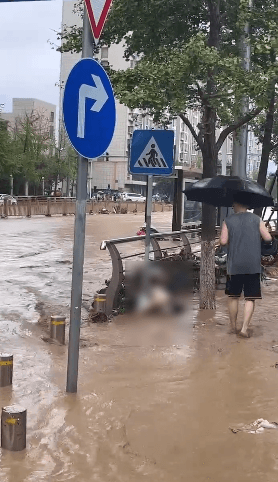 路上洪水退去,發現罹難者遺體。(翻自微博+推特)