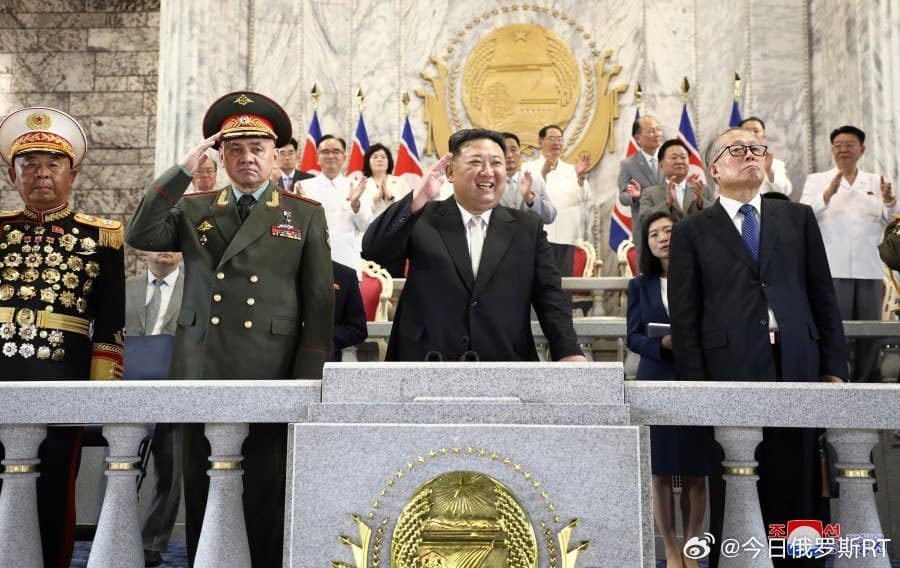 俄羅斯國防部長紹伊古27日出席北韓領導人金正恩的閱兵儀式。(翻攝自微博@今日俄羅斯RT)