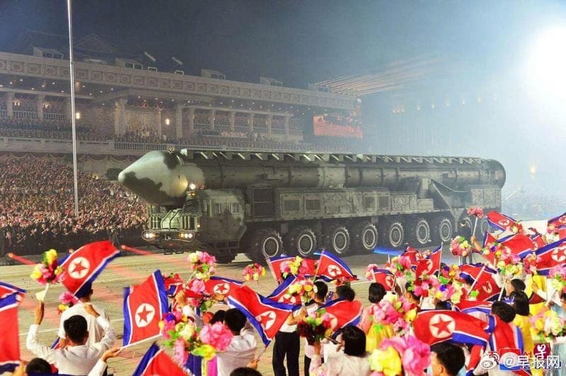 俄羅斯國防部長紹伊古與中共中央政治委員李鴻忠出席北韓閱兵儀式,被認為是體現朝中俄合作。(翻攝自微博@早報網)