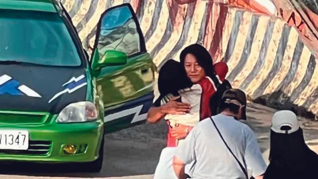 劇組在基隆海濱拍了不少戲分,當地臉書社團就有粉絲捕捉到「韓哥」姜成鎬擁抱桂綸鎂的畫面。(翻攝自基隆人大小事資訊天地臉書)