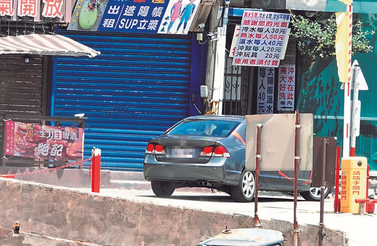 7月25日10:53,一場灰色房車衝上斜坡的甩尾鏡頭只拍兩次就順利完成,可見劇組專業度。