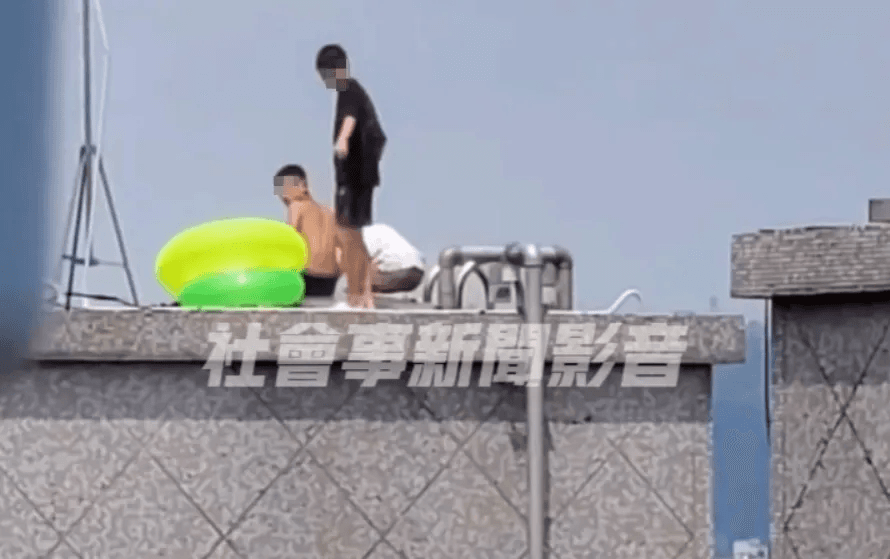 少年們把水塔當作私人泳池。(翻攝自社會事新聞影音)