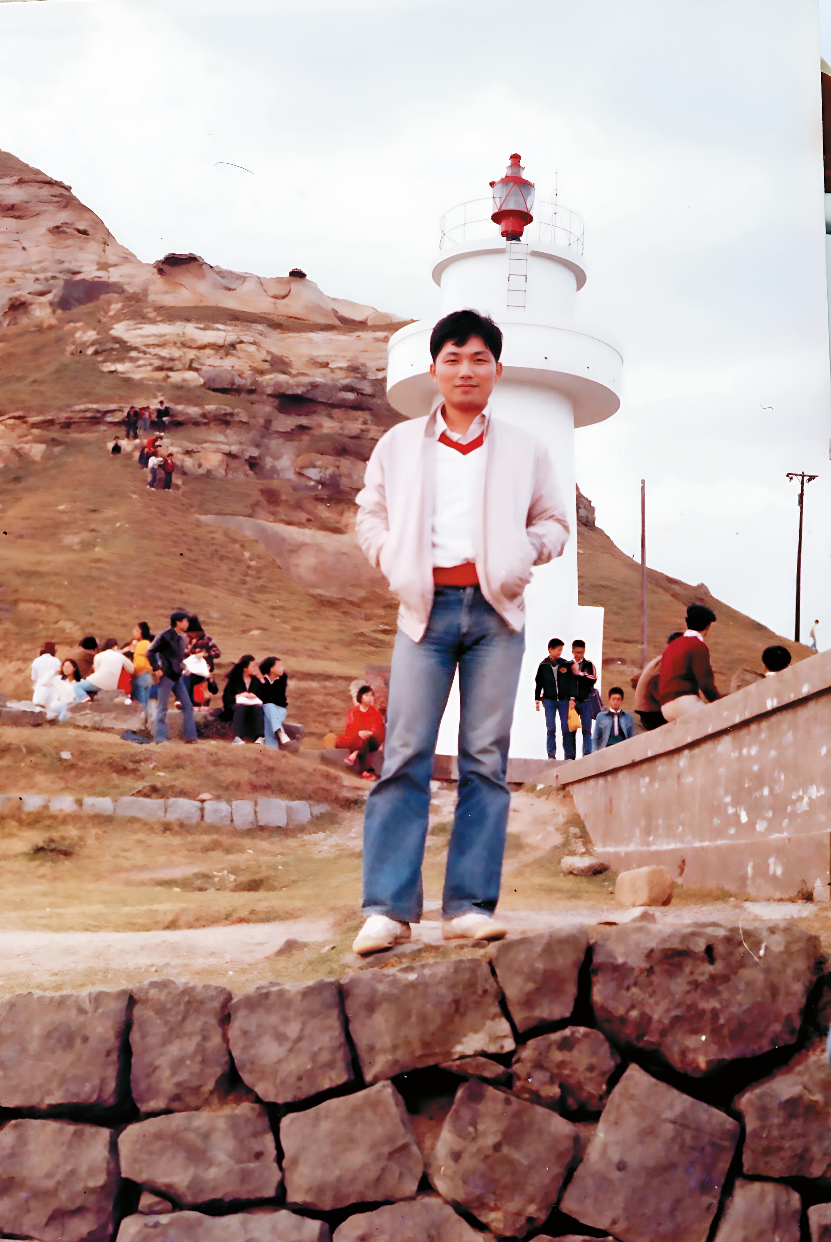 侯友宜就讀中央警官學校，參加學生旅遊時的照片。