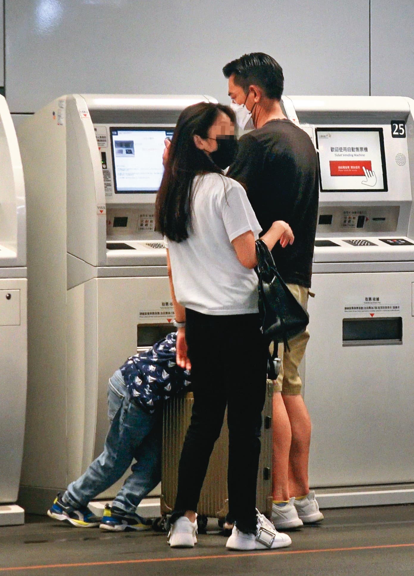 17:48,柯叔元在售票機前買高鐵票,3人的互動像極了一家天倫畫面。