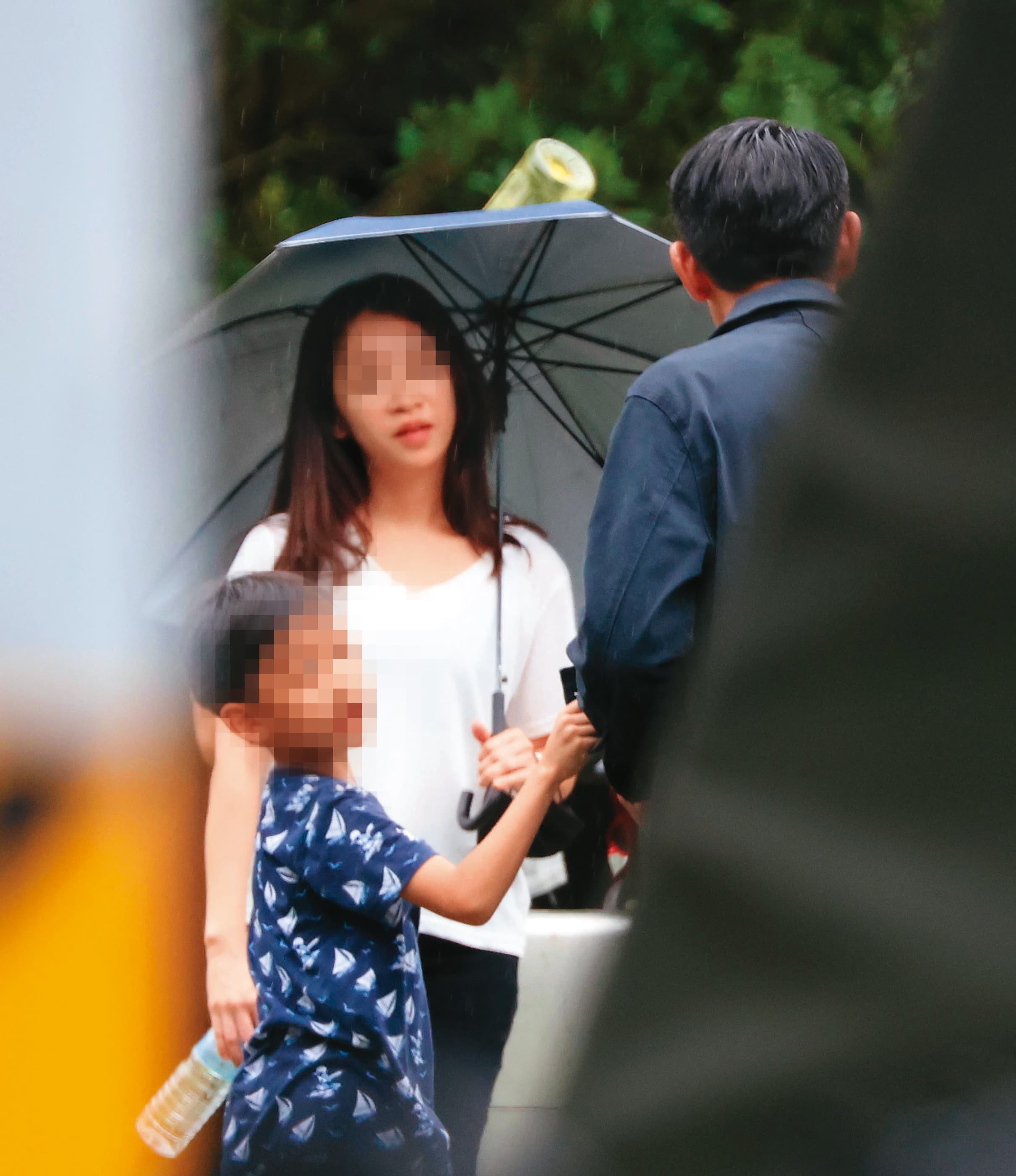16:34,白衣女帶著小孩在劇組周邊走動,劇組工作人員都不以為意。