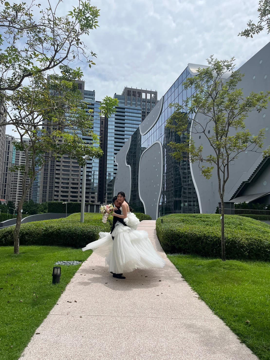于浩威分享日前在台中國家歌劇院拍婚紗。(翻攝臉書)